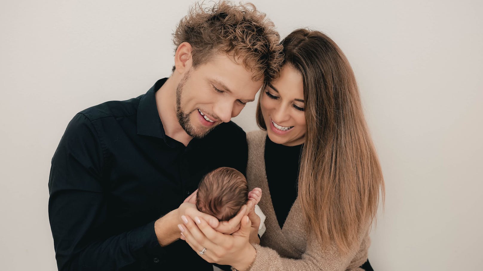 Amélie van Tass und Thommy Ten feiern ihr erstes Weihnachten zu dritt.