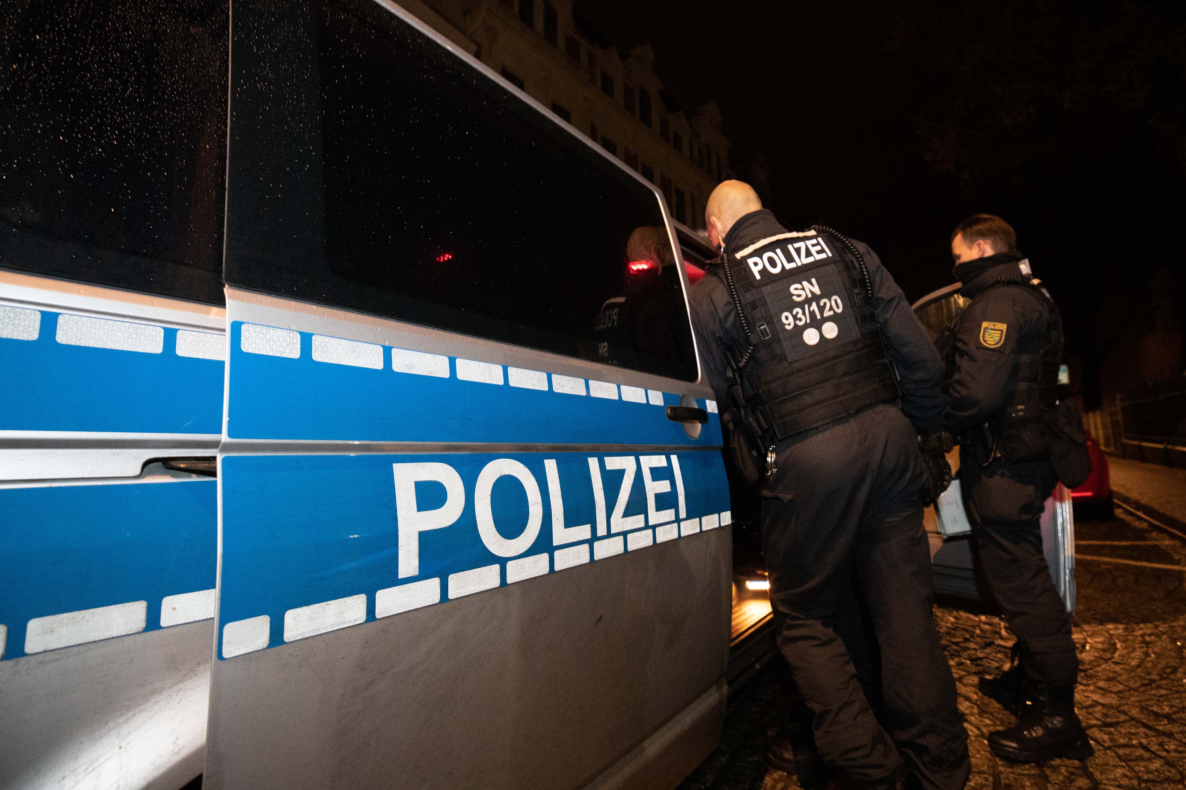 In der Nähe des Tatortes konnte die Polizei zwei Verdächtige aufgreifen. (Symbolbild)