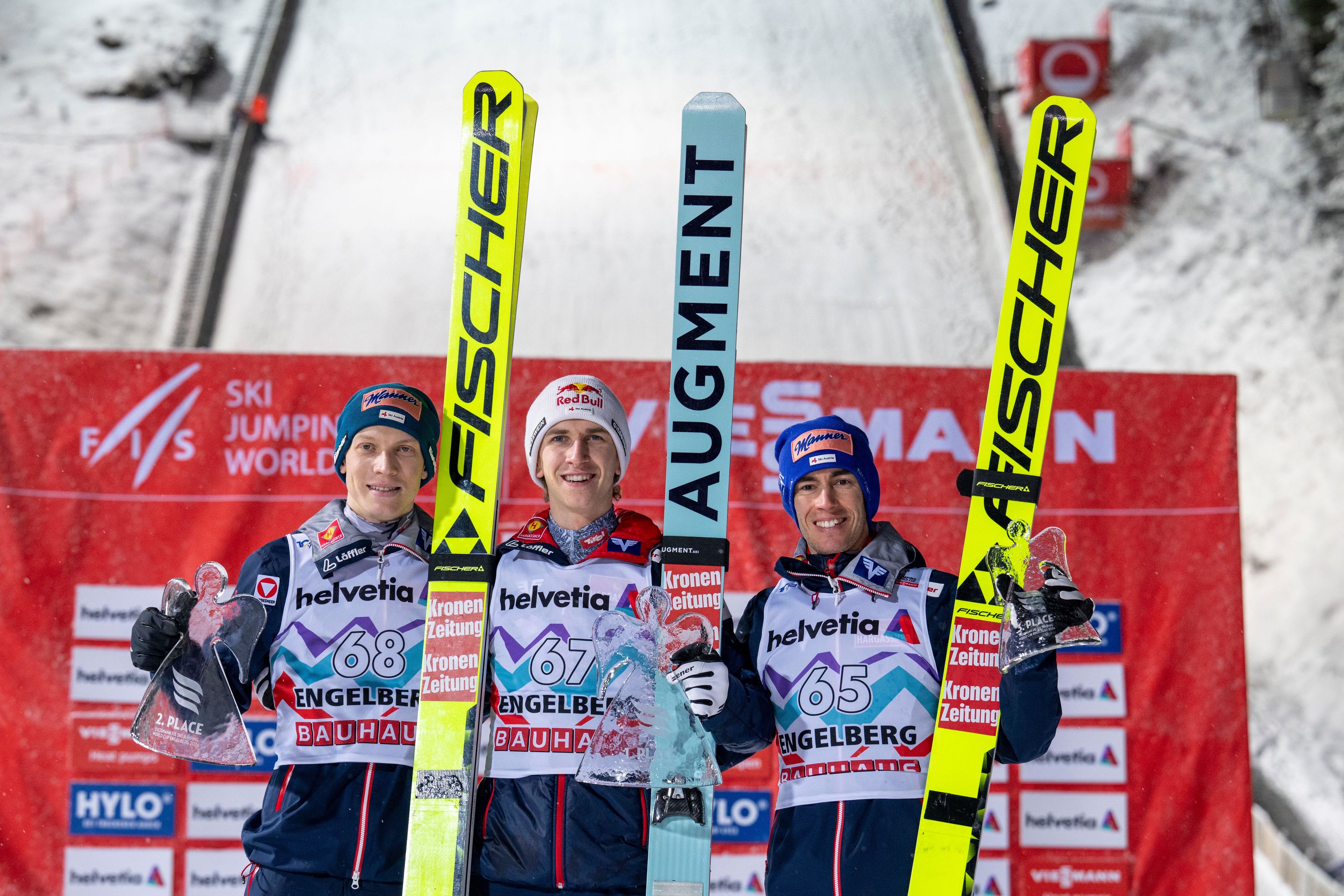 Sieger Daniel Tschofenig (Mitte), Jan Hörl (links) und Stefan Kraft (rechts) feierten in Engelberg einen Dreifachsieg. 