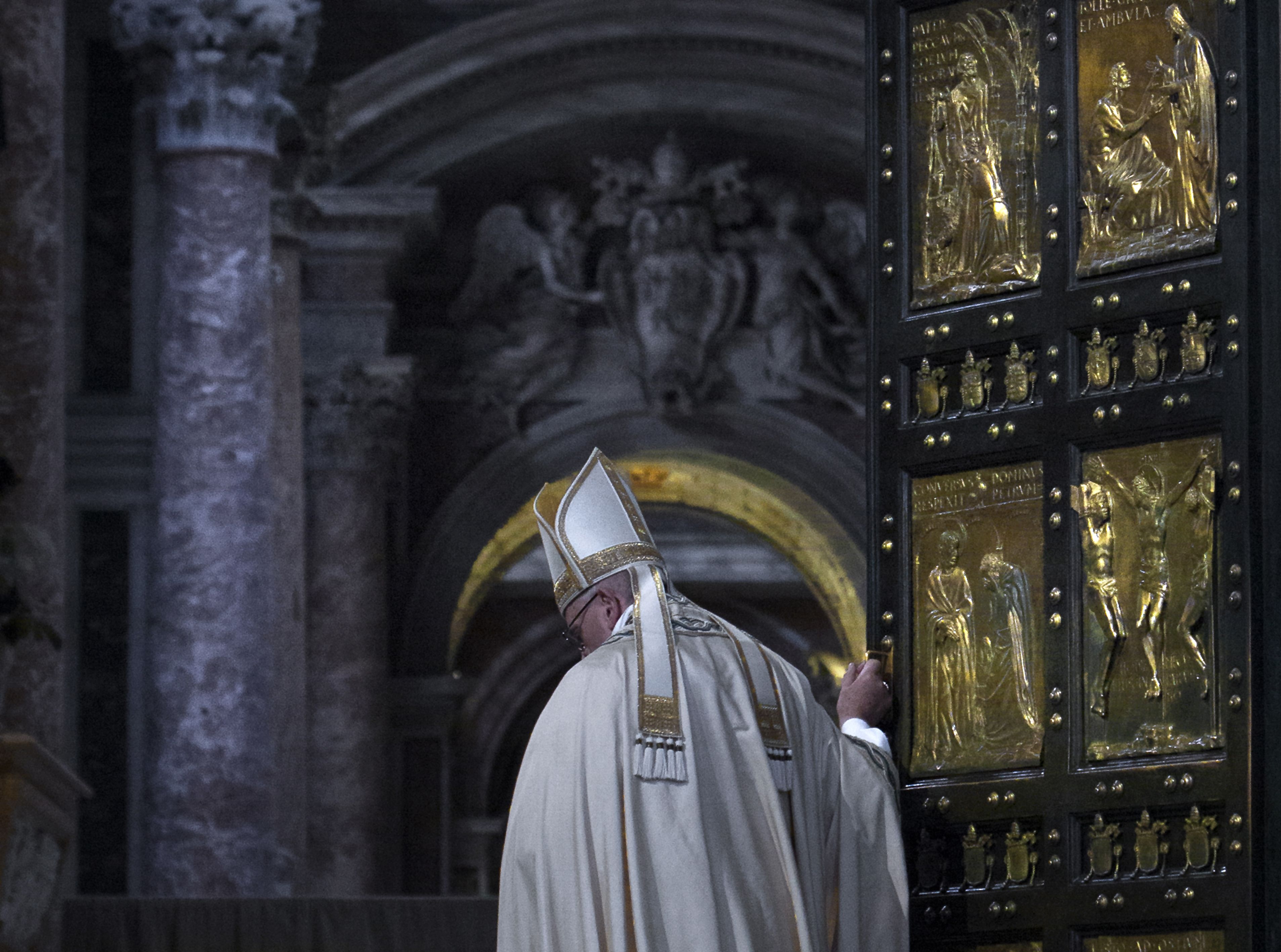 Der Papst Franziskus öffnet am Dienstag die Heilige Pforte am Petersdom.