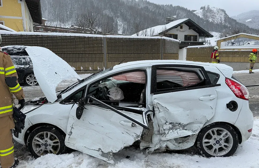 Bei dem Unfall wurden insgesamt drei Personen verletzt.