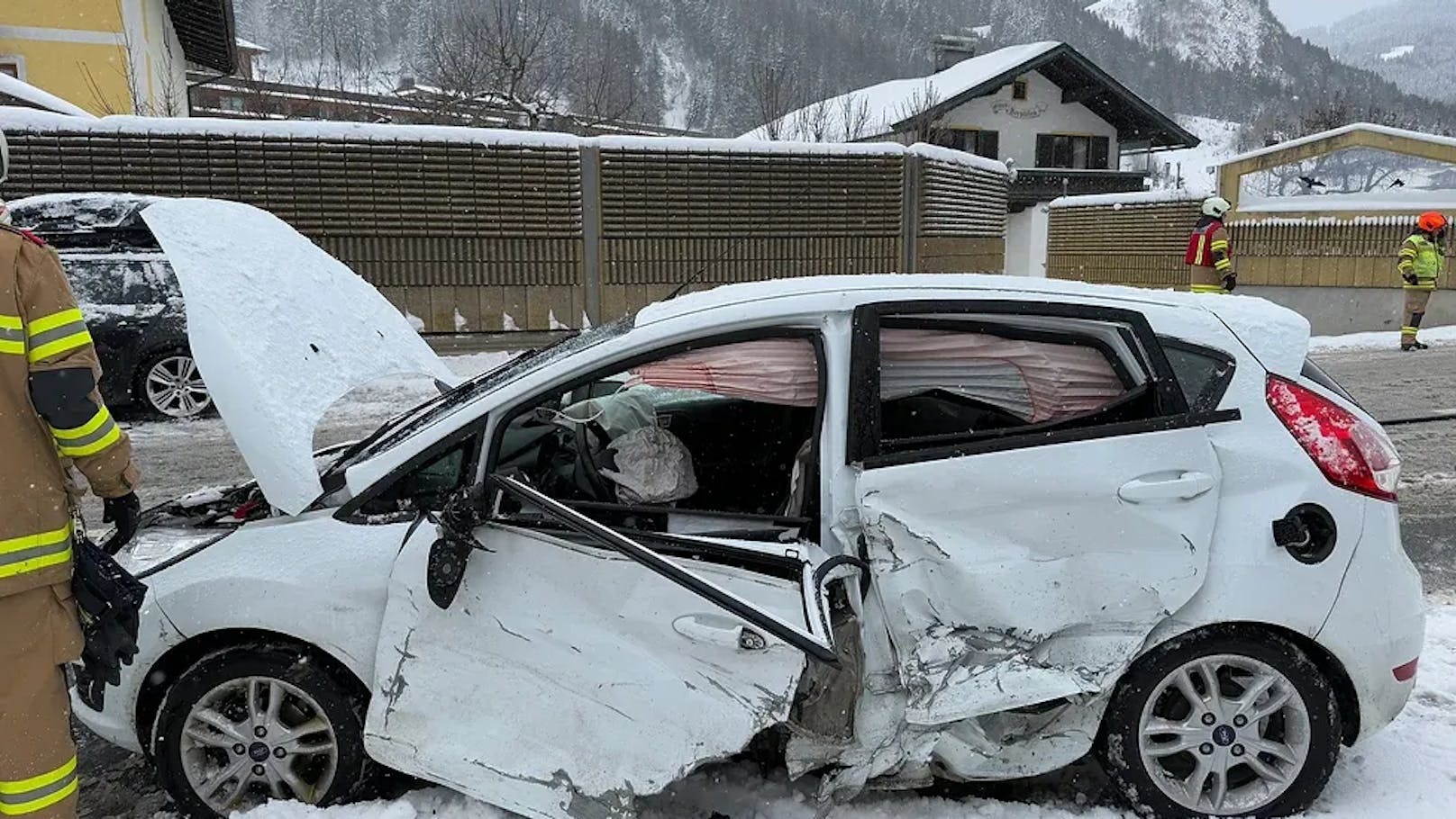 Crash am Heiligen Abend fordert drei Verletzte