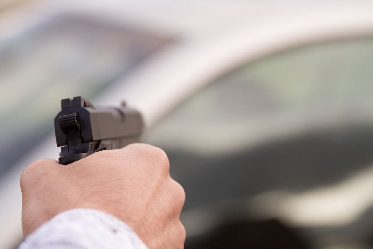 Der 36-Jährige bedrohte einen 19-jährigen Lenker mit einer Waffe. (Symbolbild)