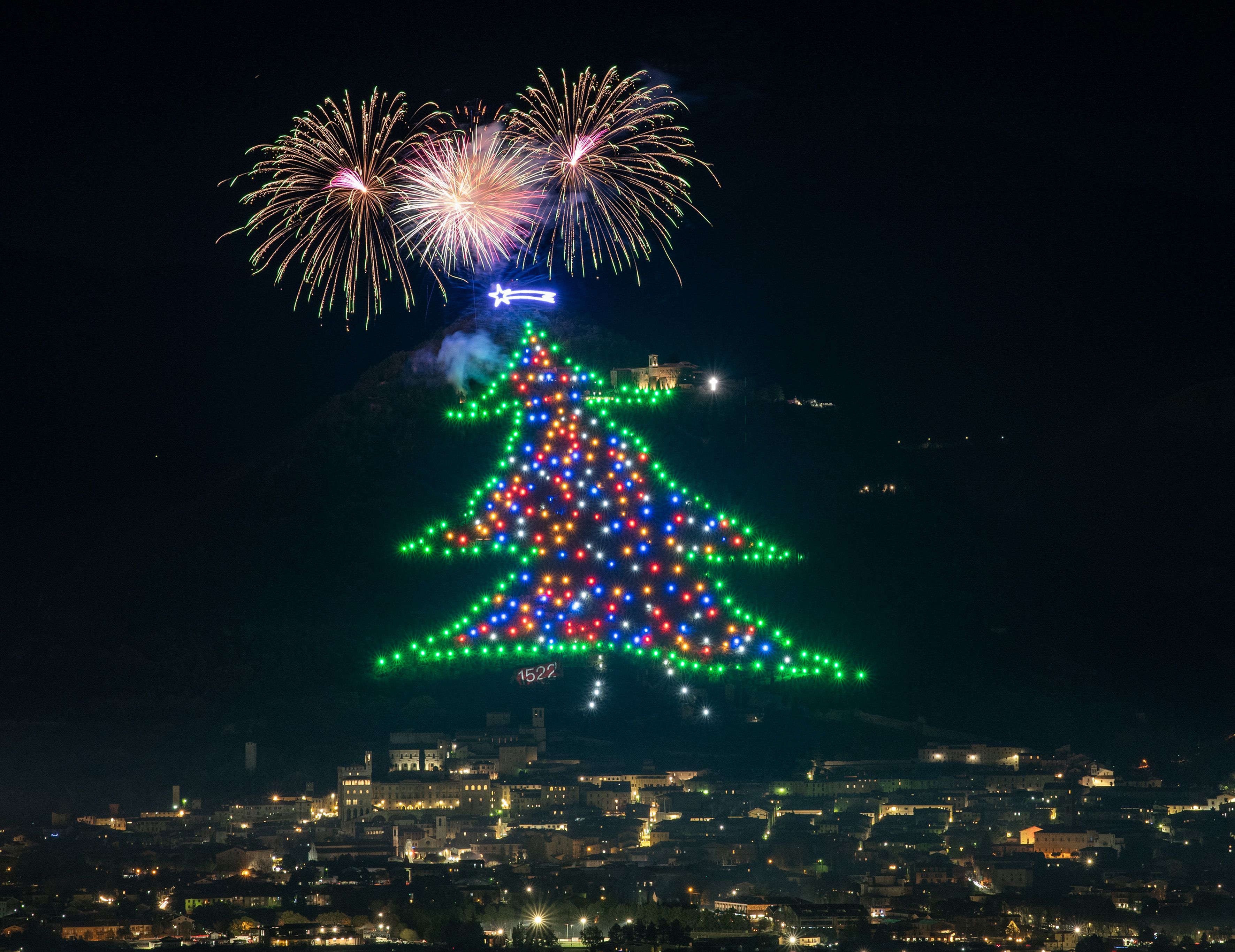 Durch den Baum sollten die Einwohner von Gubbio dazu ermutigt werden, ihren Blick auf die Basilika (oben rechts neben dem Baum) auf dem Berg zu richten.