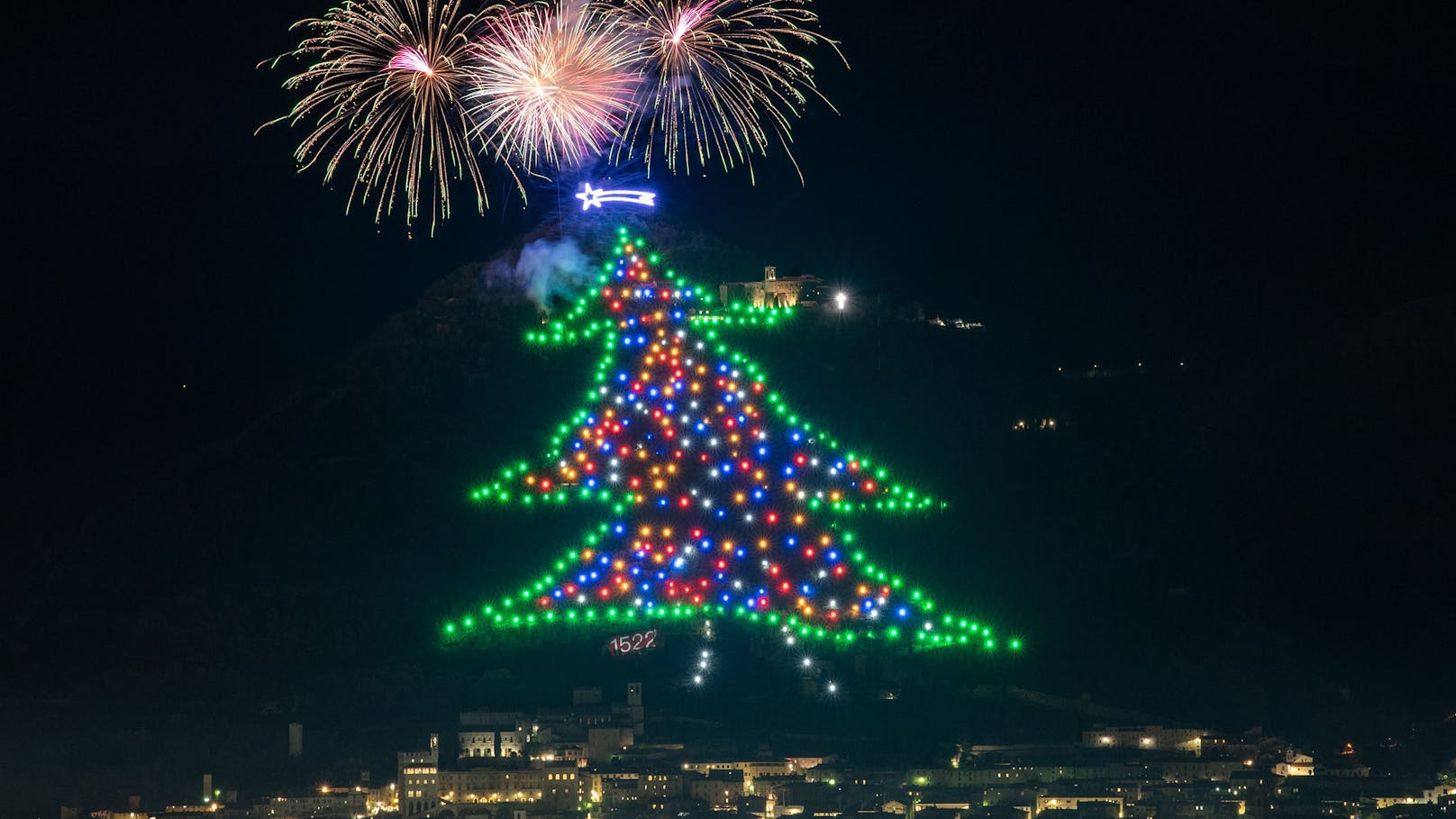 Der größte Weihnachtsbaum der Welt steht in Italien