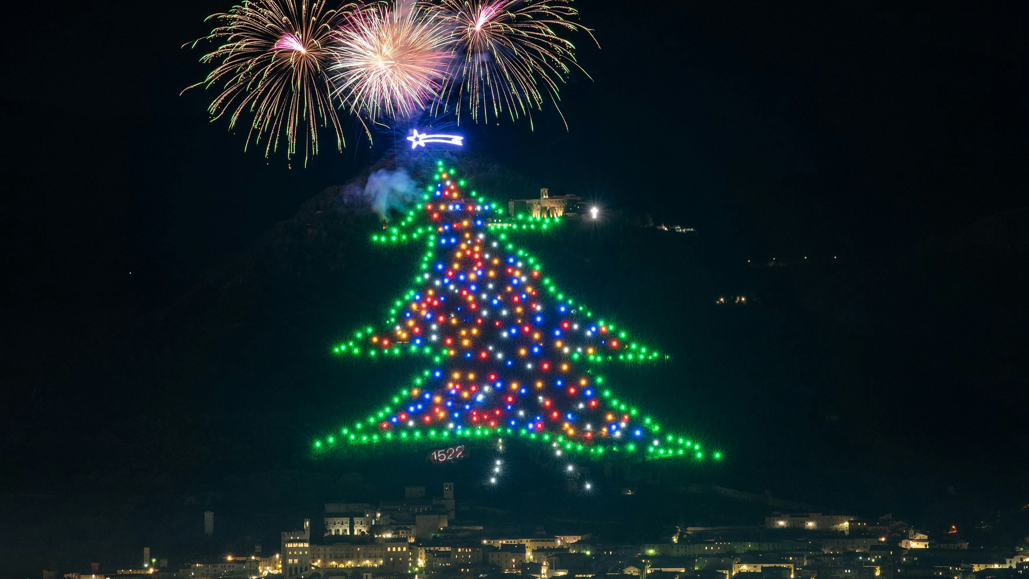 Durch den Baum sollten die Einwohner von Gubbio dazu ermutigt werden, ihren Blick auf die Basilika (oben rechts neben dem Baum) auf dem Berg zu richten.