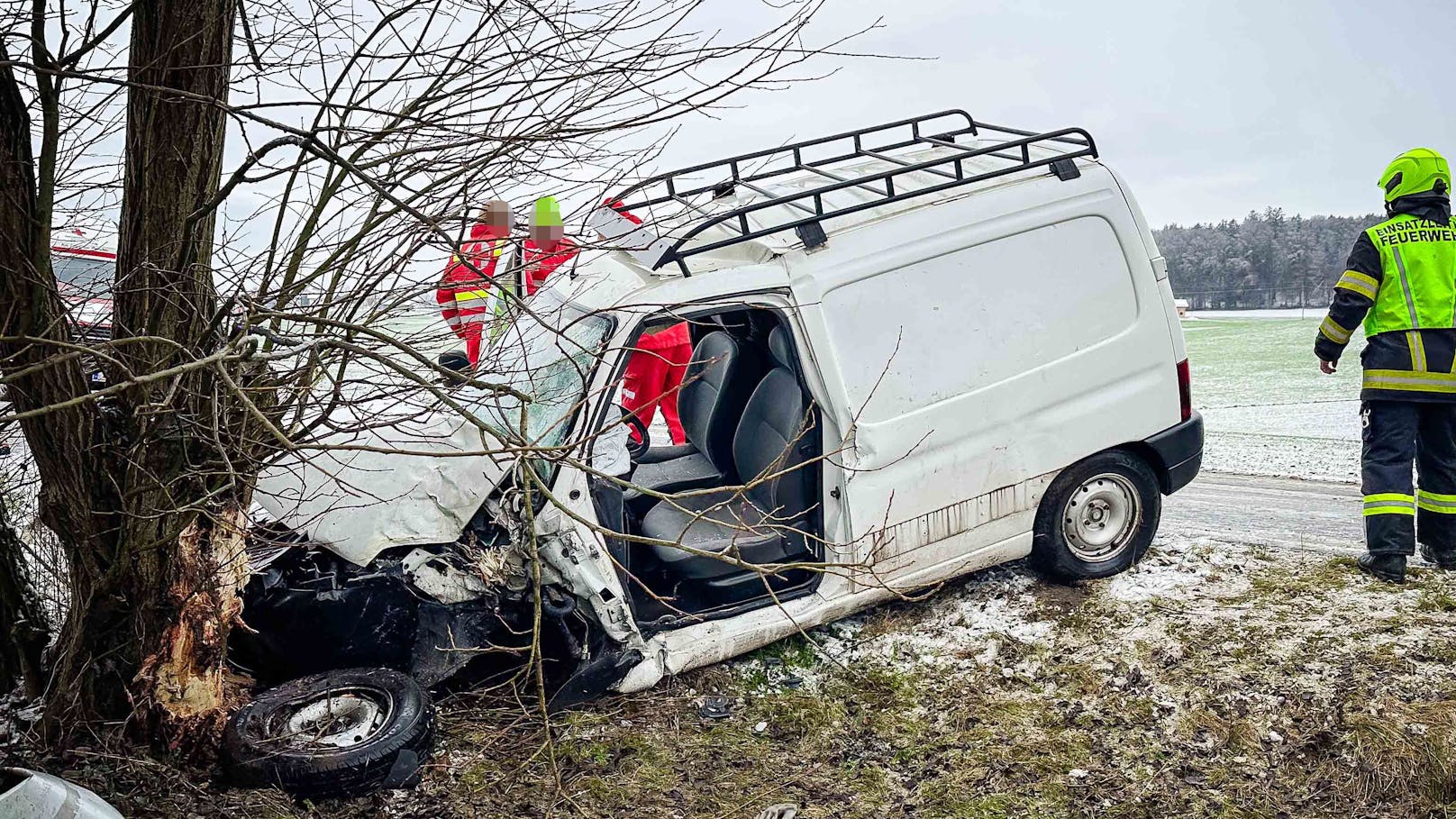 Drama am Heiligen Abend – 18-Jähriger kracht in Baum