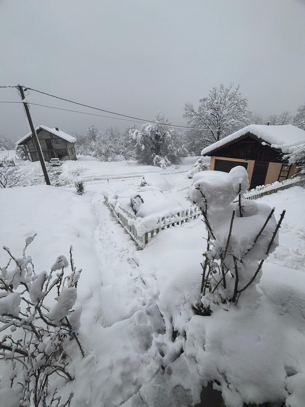 Enorme Schneemassen in Bosnien: Leser Ivan sitzt jetzt fest.