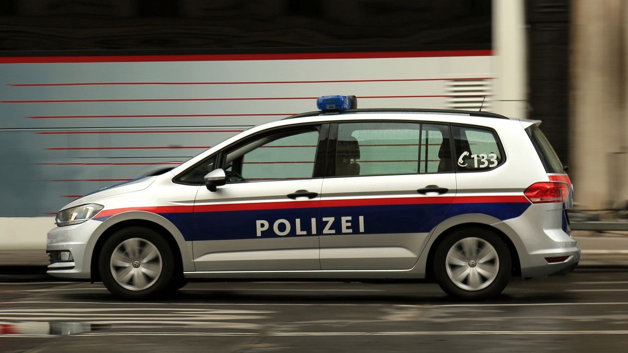 Die Polizisten mussten Unterstützung anfordern. (Symbolbild)