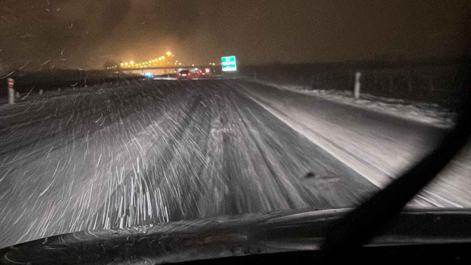 Die Autobahn war bereits am Montag völlig verschneit. 