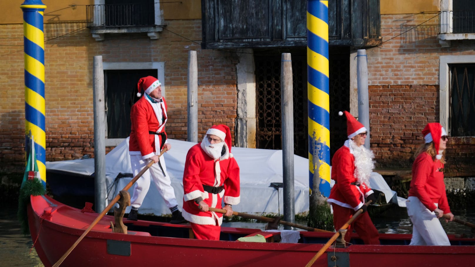 Die weihnachtlich geschmückte Boote schipperten am vergangenen Sonntag über den Canale Grande&nbsp;…