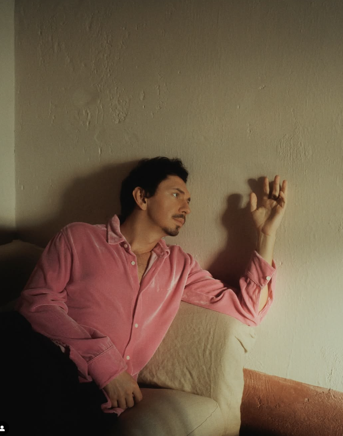 Julian le Play hat etwas Freudiges zu verkünden.