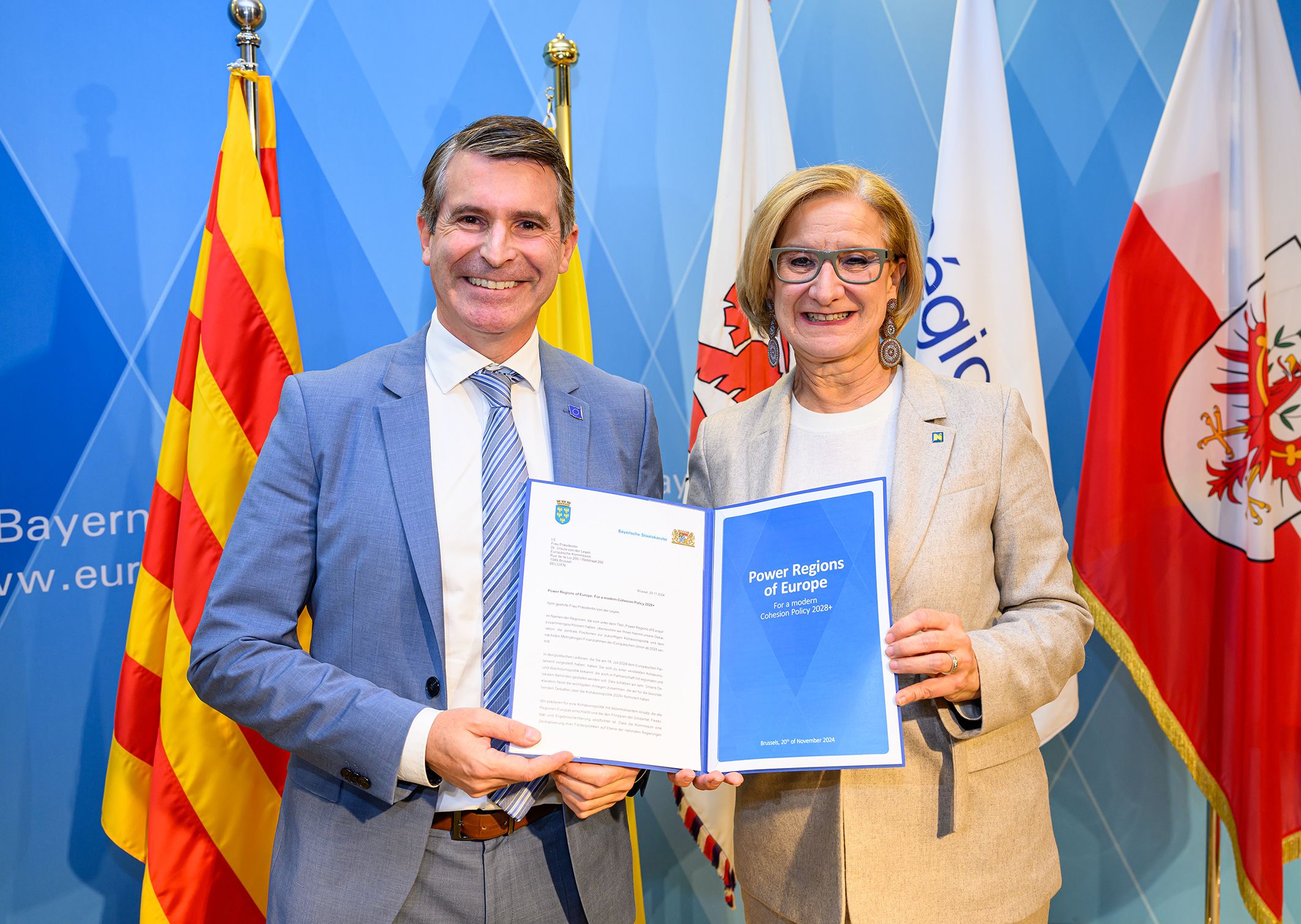 Im Zuge eines Regionengipfels in Brüssel haben sich im Rahmen einer niederösterreichischen Initiative 74 europäische Regionen zur sogenannten „Power Regions“-Initiative zusammengeschlossen. Im Bild: Landeshauptfrau Johanna Mikl-Leitner mit dem bayrischen Staatsminister Erich Beißwenger und der von den 74 Regionen unterzeichneten Deklaration zur Bedeutung der EU-Kohäsionspolitik.