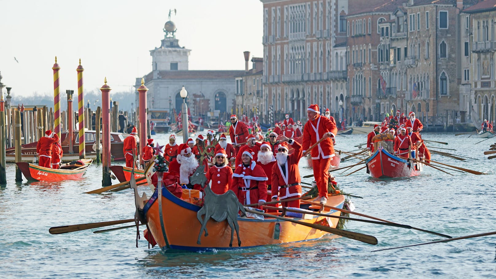 Schon zum zehnten Mal fand die "Corteo Acqueo dei Babbi Natale" heuer statt&nbsp;…