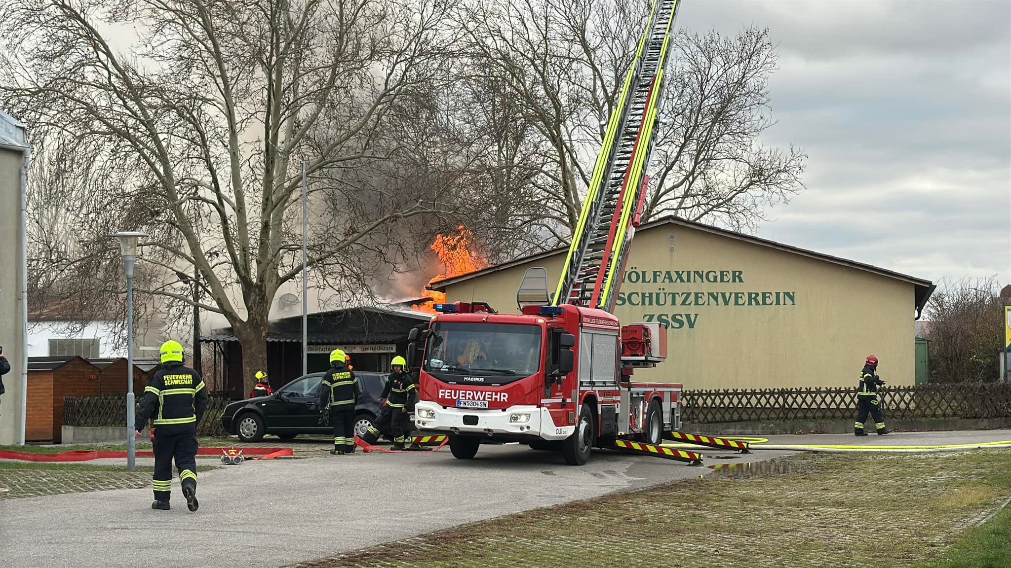 Großbrand in Zwölfaxing: Die Feuerwehr im Einsatz
