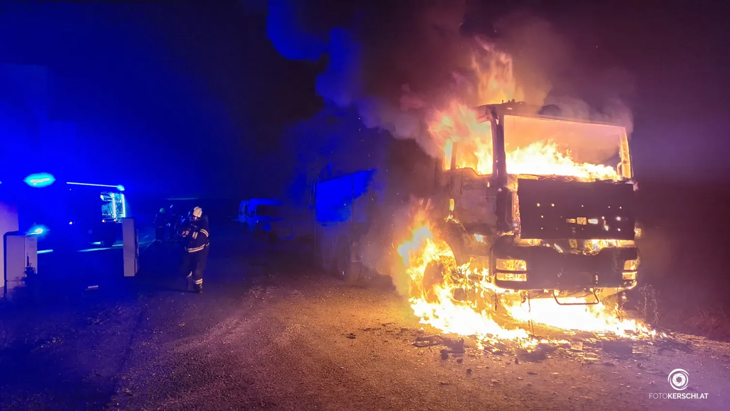 Das Schwerfahrzeug brannte in Asten (Bez. Linz-Land) völlig aus.