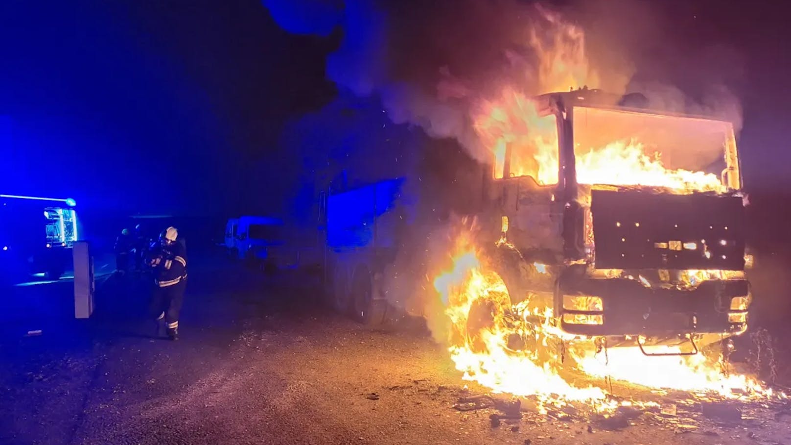 Schreck am Stefanitag – Lkw steht plötzlich in Flammen