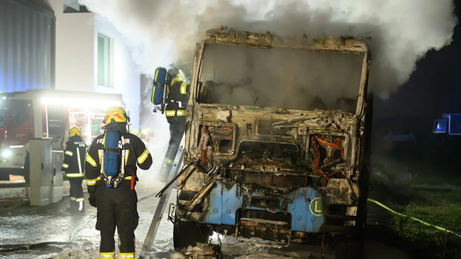 Der Lkw brannte aber völlig aus.