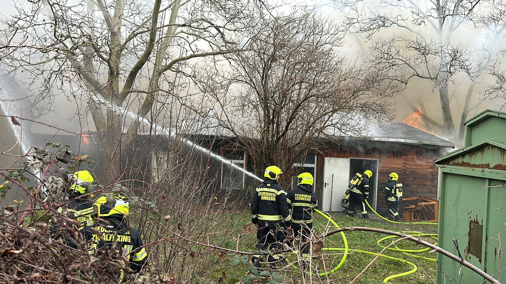 Großbrand in Zwölfaxing: Die Feuerwehr im Einsatz