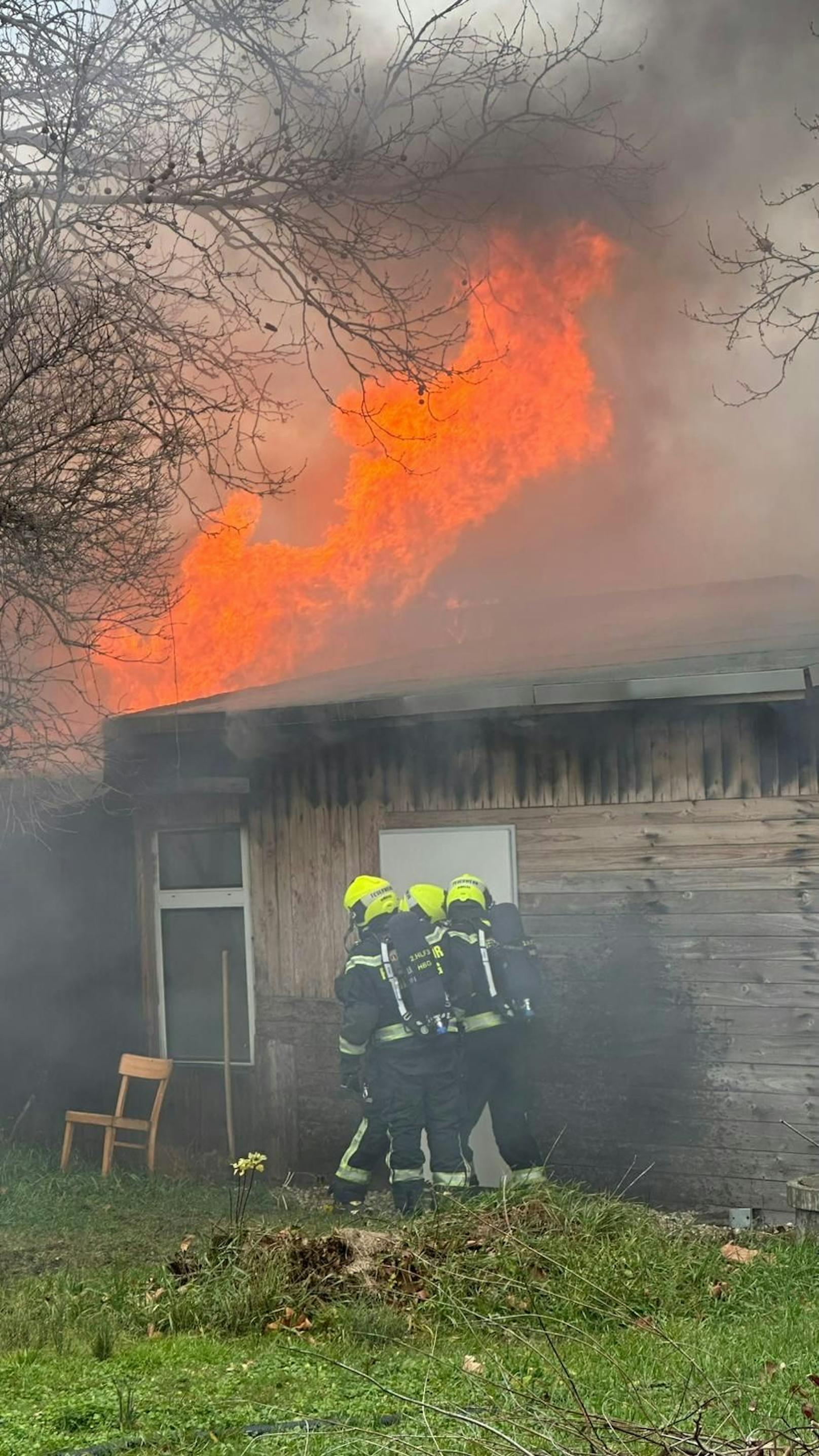 Großbrand in Zwölfaxing: Die Feuerwehr im Einsatz