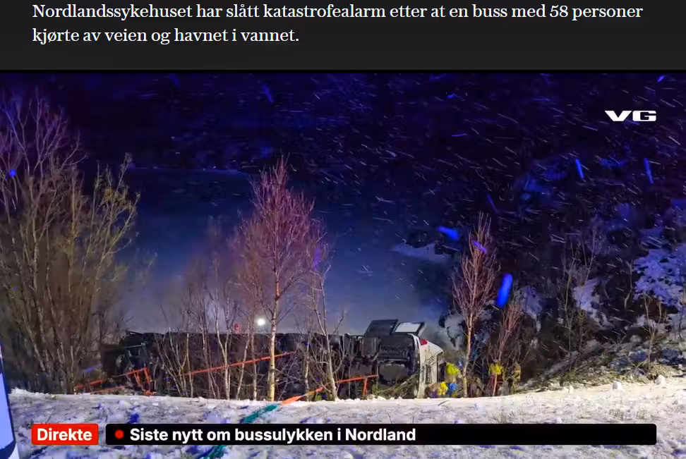 Einsatzkräfte sind an der Unfallstelle und bergen Überlebende.