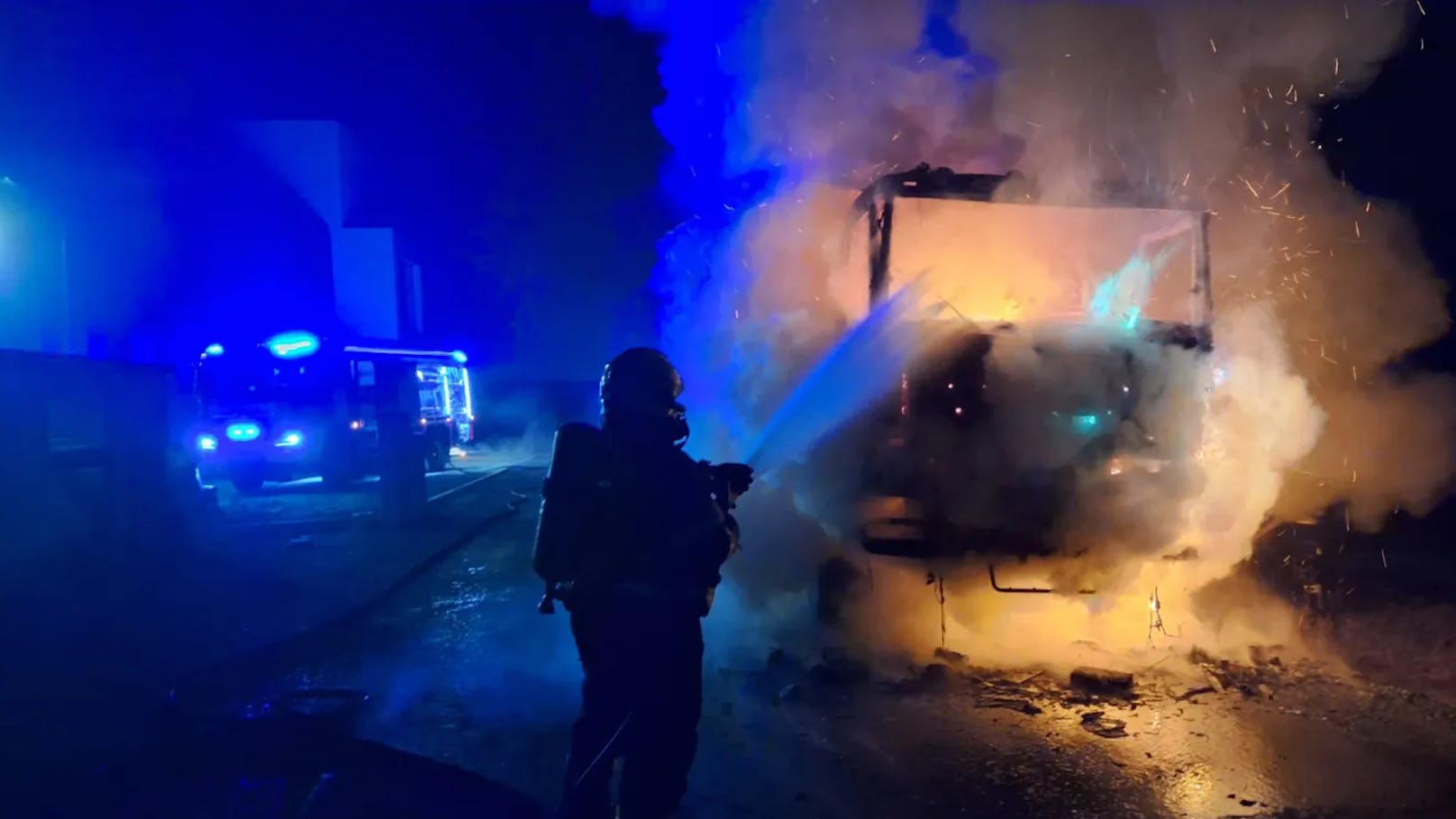 Der Brand bedeutete viel Arbeit für die Feuerwehr.