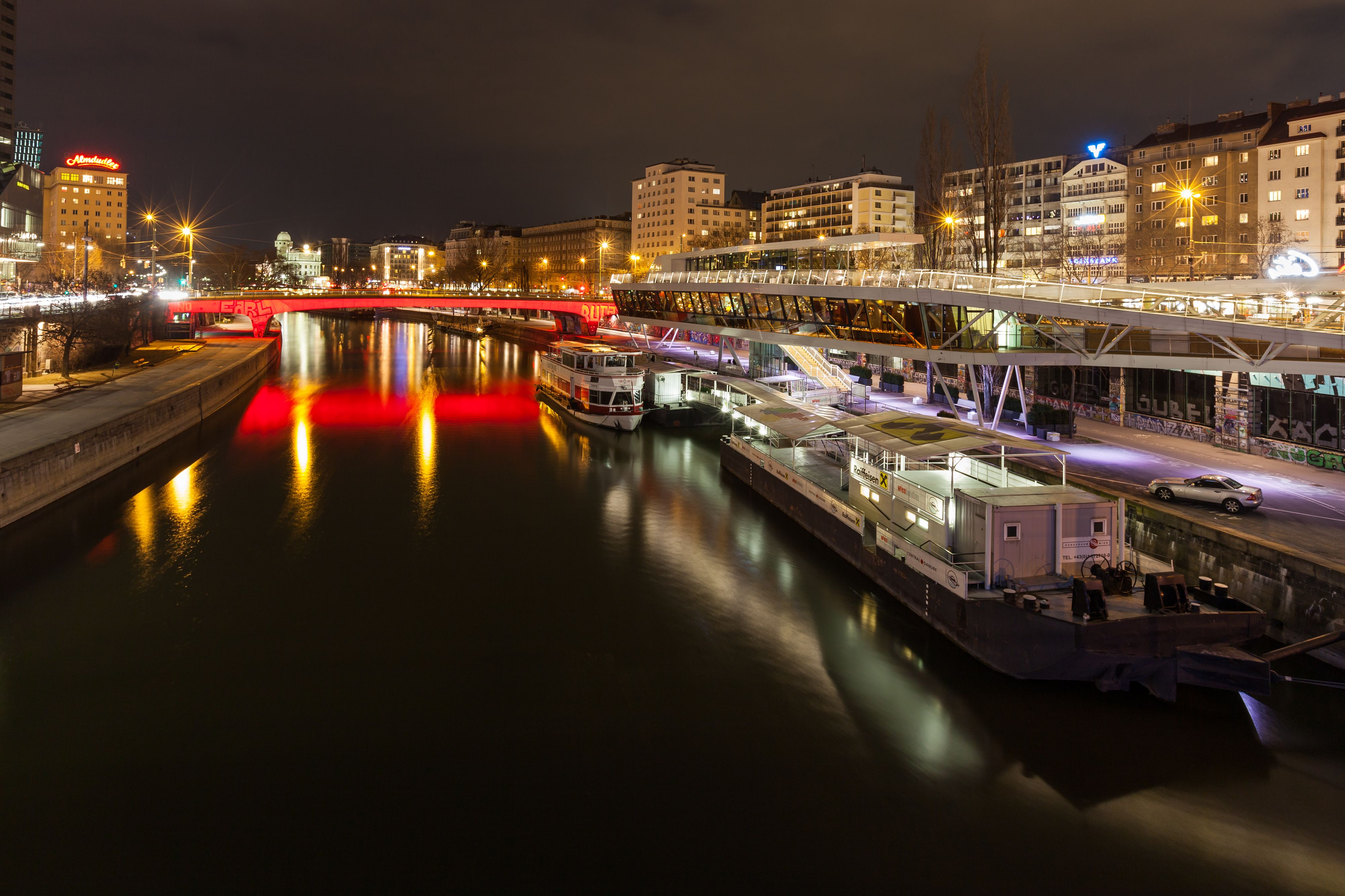 Die Beamten nahmen den Mann im Bereich des Schwedenplatzes in der Wiener City fest. (Archivbild)
