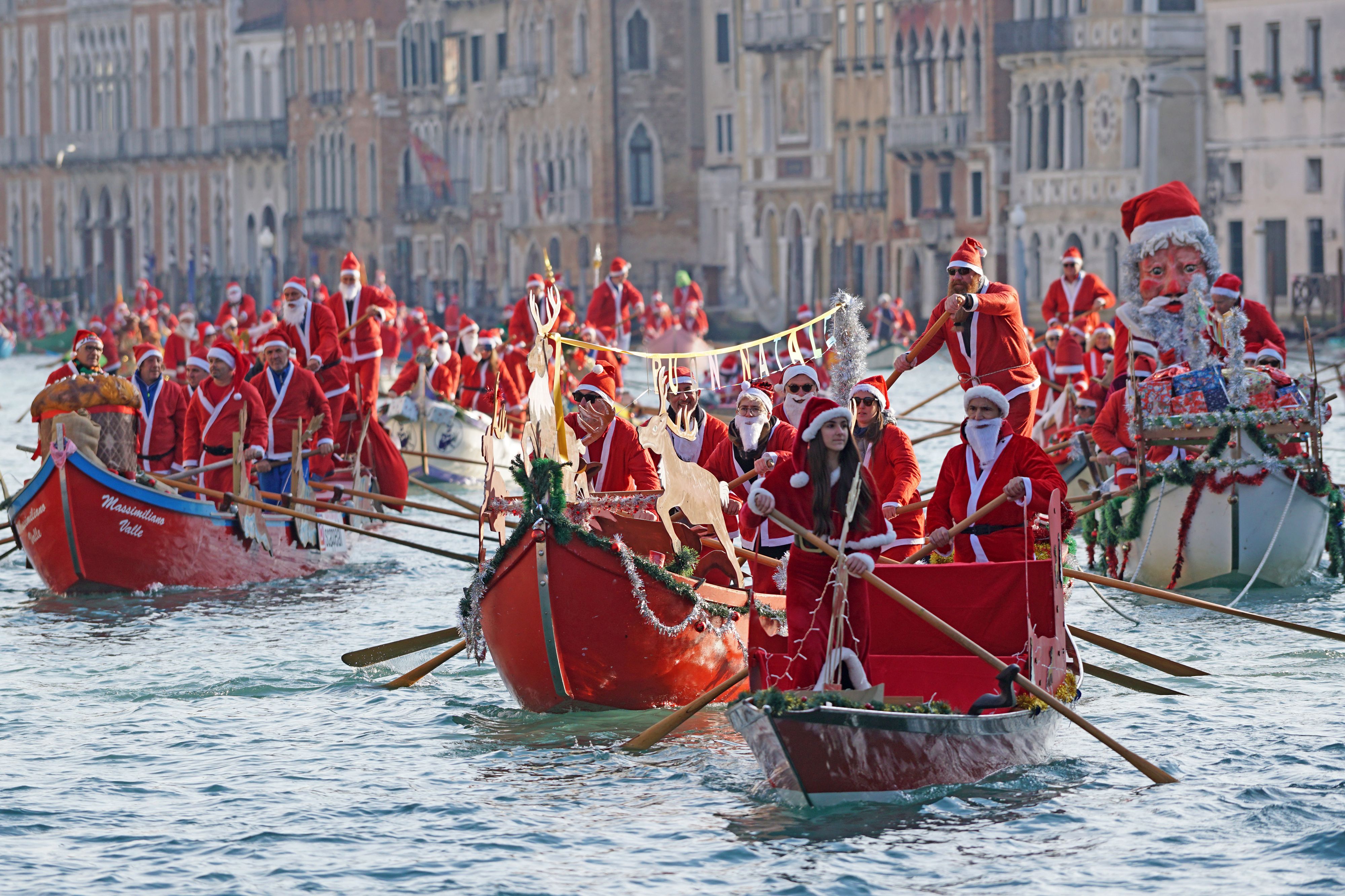 Bei der Weihnachtsmann-Regatta schipperten dutzende Weihnachtsmänner durch die Lagune …