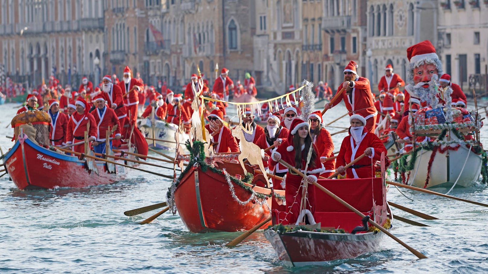 Schlitten? In Venedig kommen Weihnachtsmänner per Boot