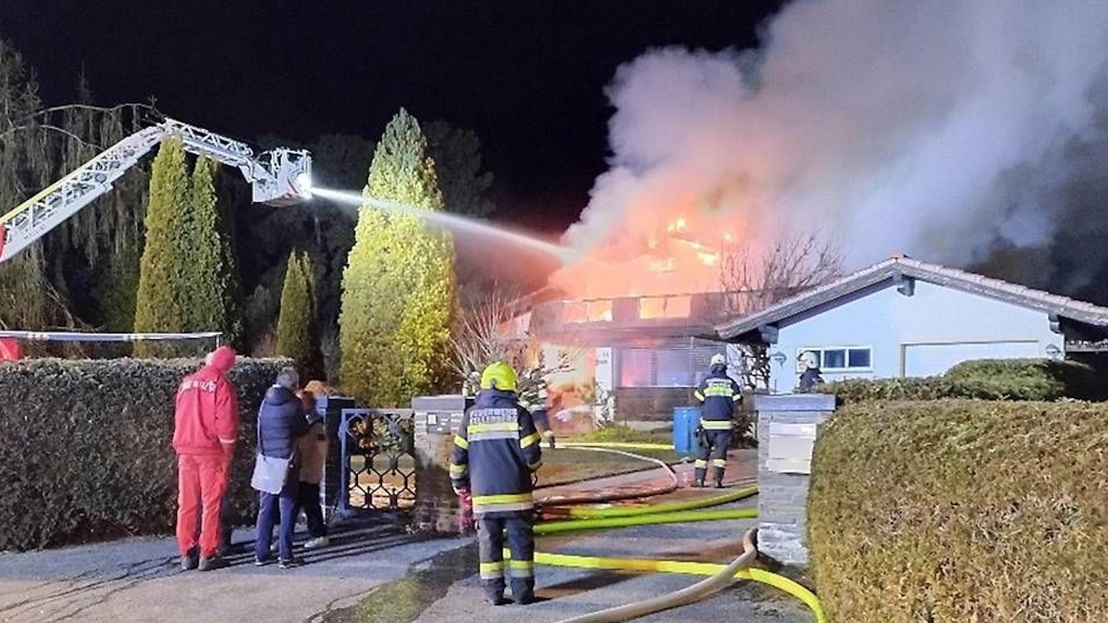 Löschwasser gefroren! Rutschiger Einsatz für Feuerwehr