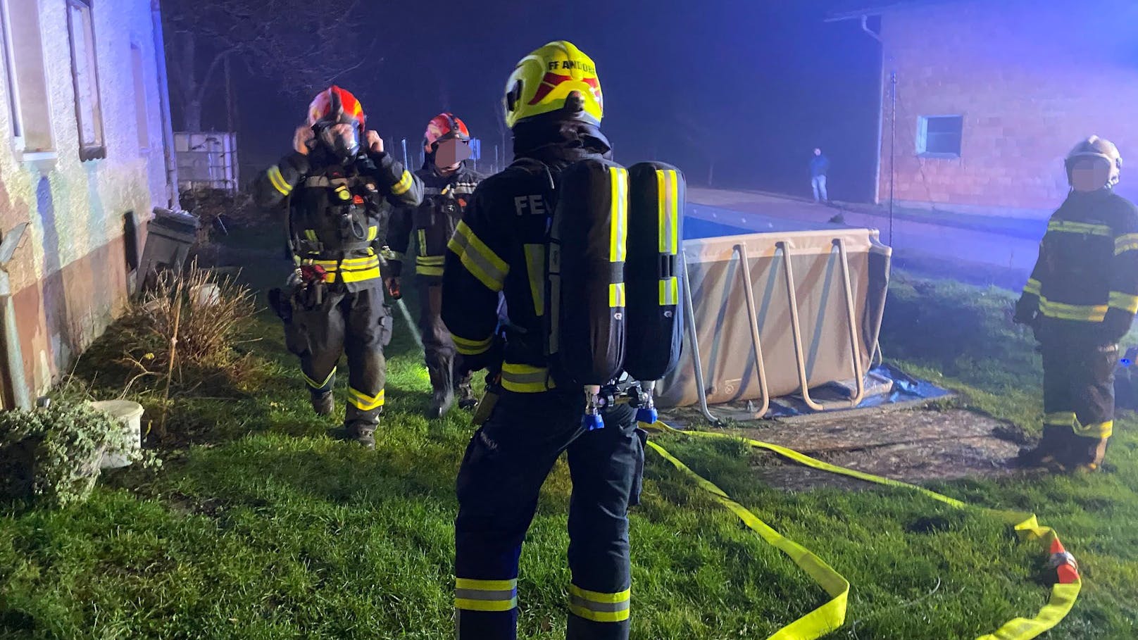 Die Feuerwehr beim Löschen des Brandes in Andorf (Bez. Schärding).