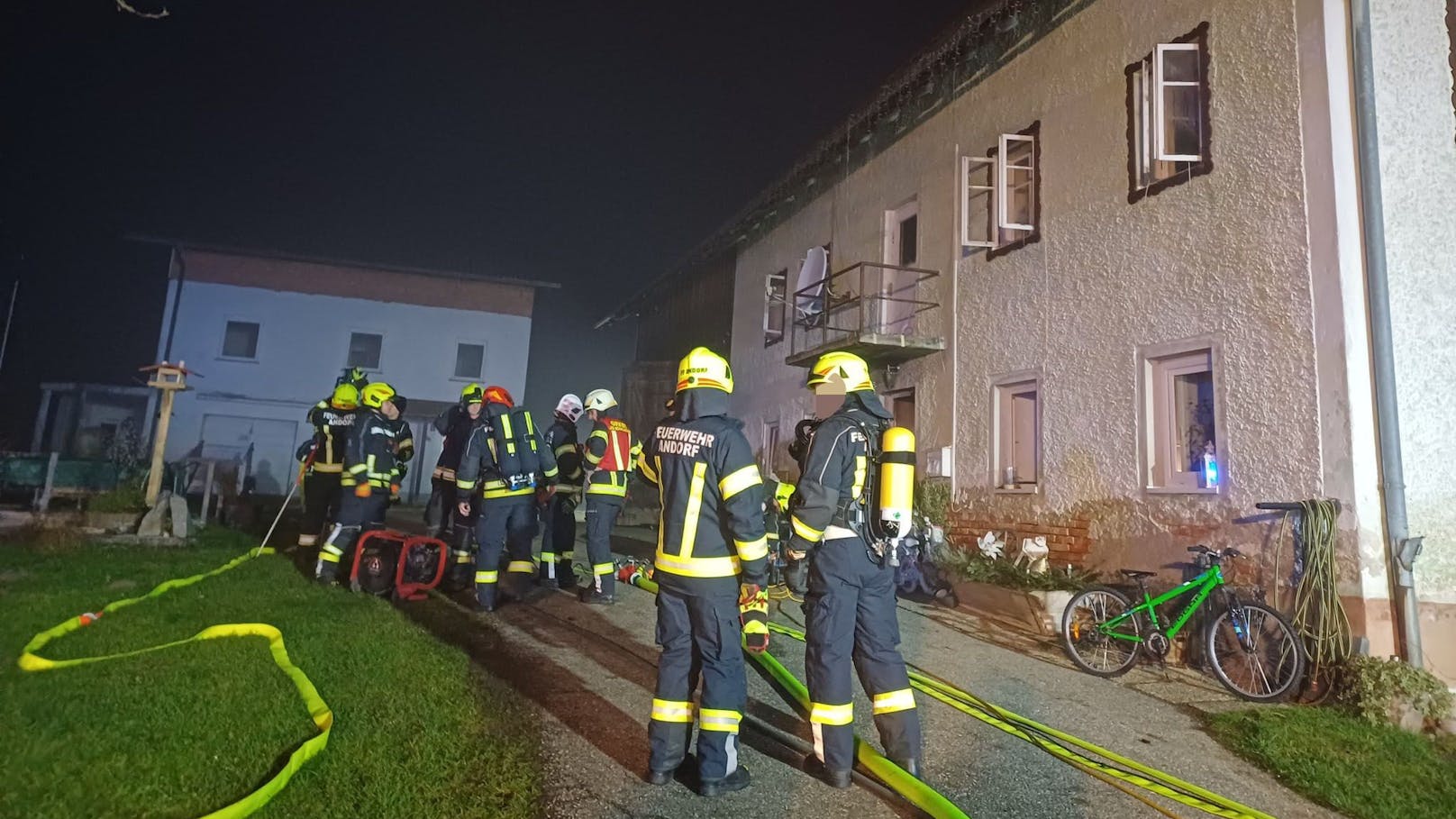 Die Einsatzkräfte konnten den in Vollbrand stehenden Heizraum rasch ablöschen.