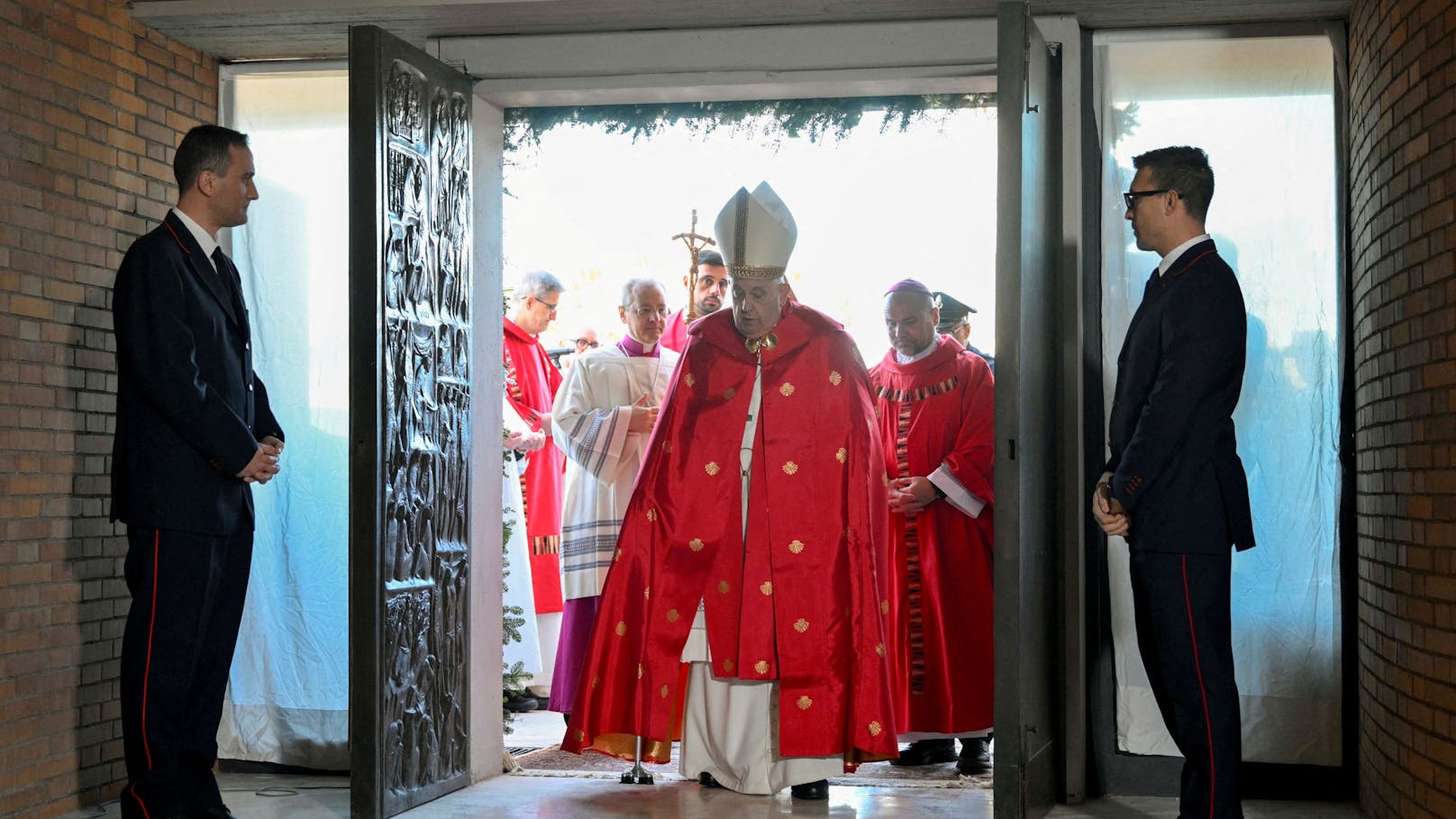 Papst öffnet symbolische "Heilige Pforte" in Gefängnis