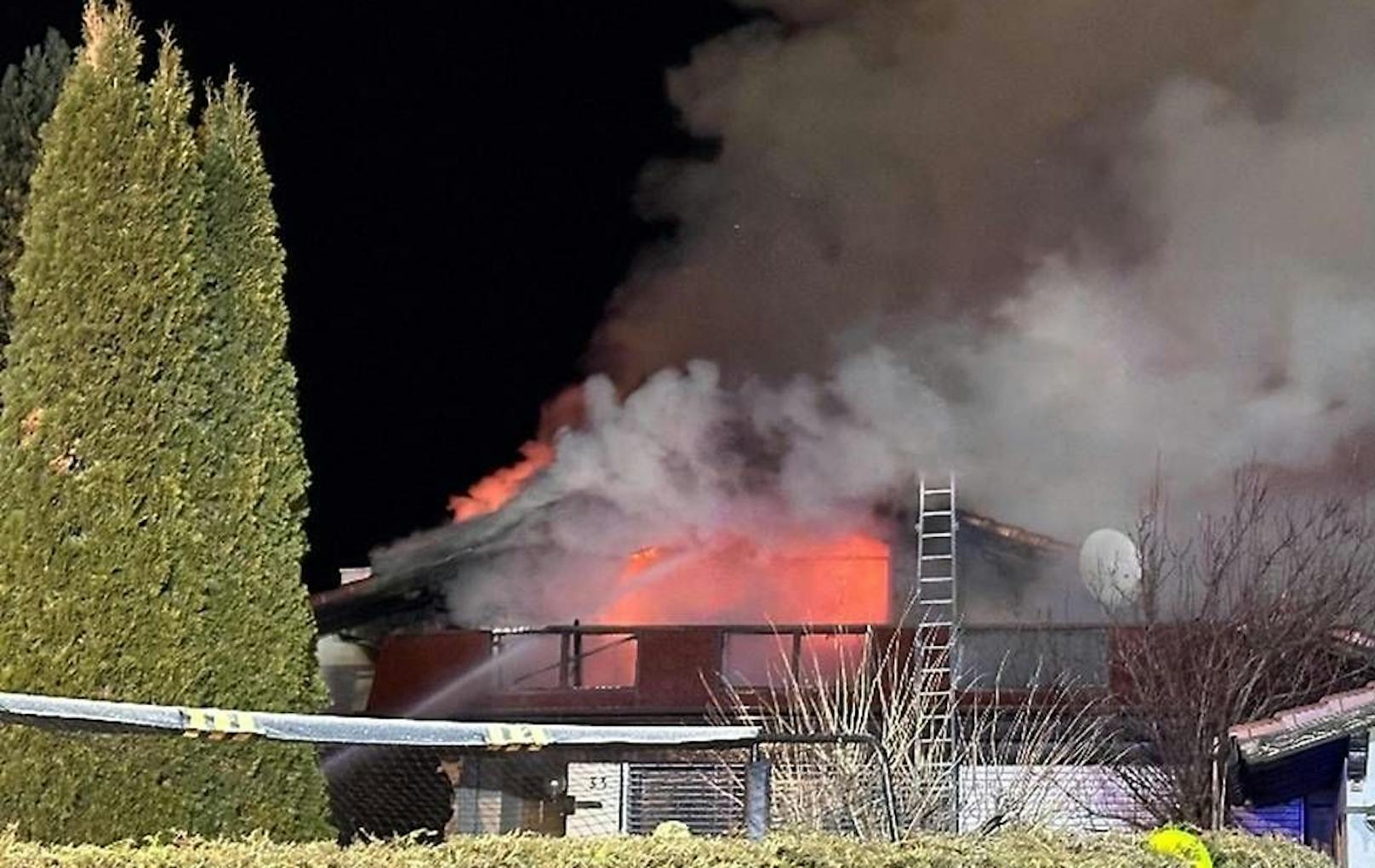 In den frühen Morgenstunden begann ein Zweifamilienhaus in Feffernitz zu brennen.