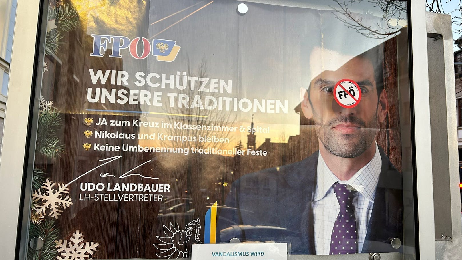 Diese Sticker kleben auf den Plakaten.