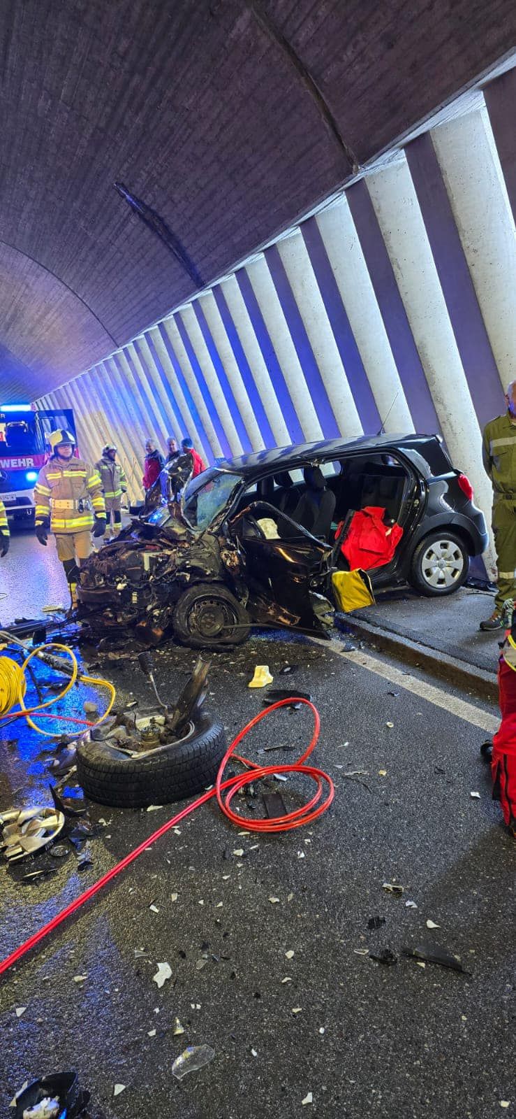 Die Feuerwehr musste den 86-Jährigen aus seinem Fahrzeug befreien. (Symbolbild)