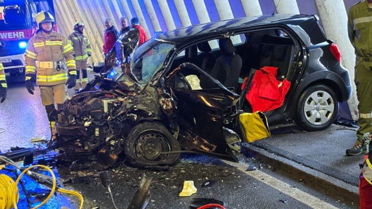 Die Feuerwehr musste den 86-Jährigen aus seinem Fahrzeug befreien. (Symbolbild)