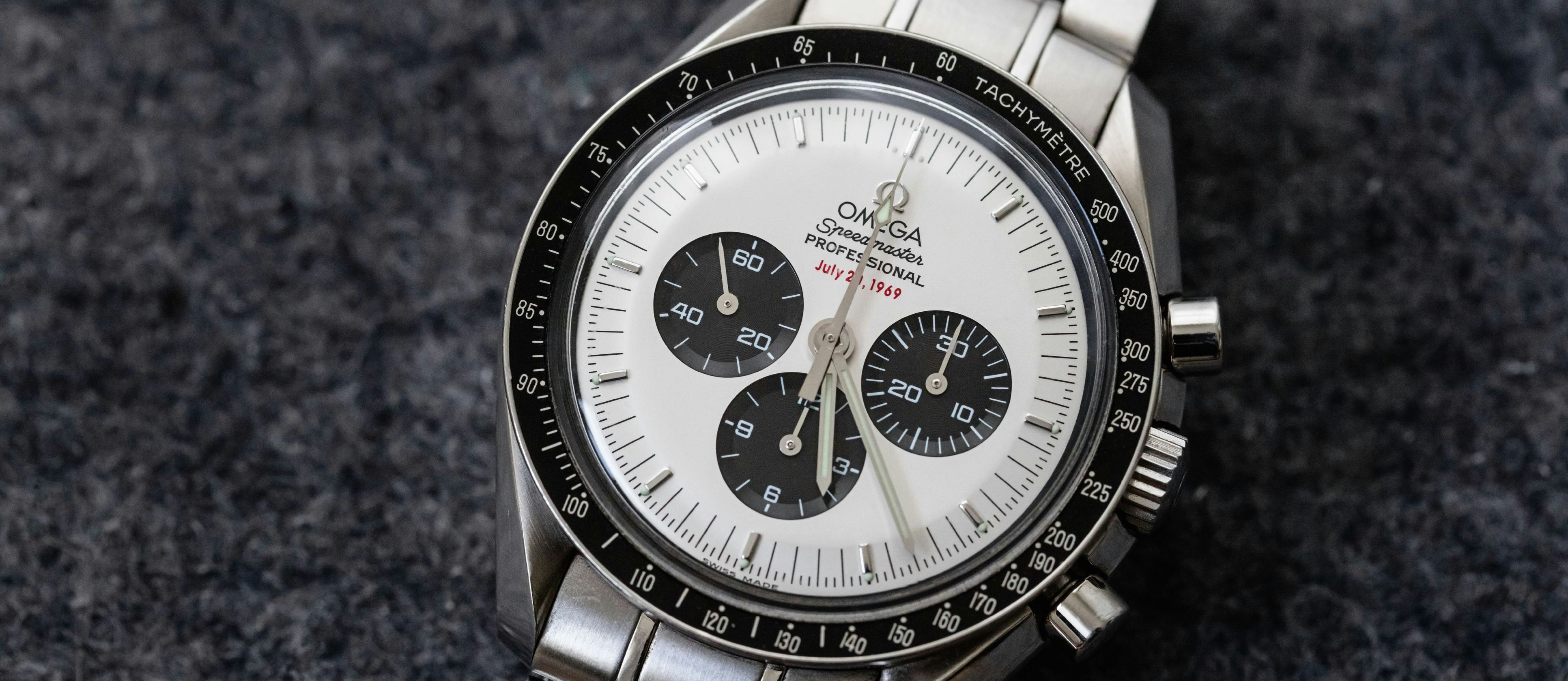 "Die erste Uhr auf dem Mond": Ein Sondermodell der Omega Speedmaster "Moonwatch" aus dem Jahr 2004. Ein wesentlich älteres Modell der Omega Speedmaster sorgt derzeit für einen handfesten Skandal in der Schweizer Uhrenlandschaft