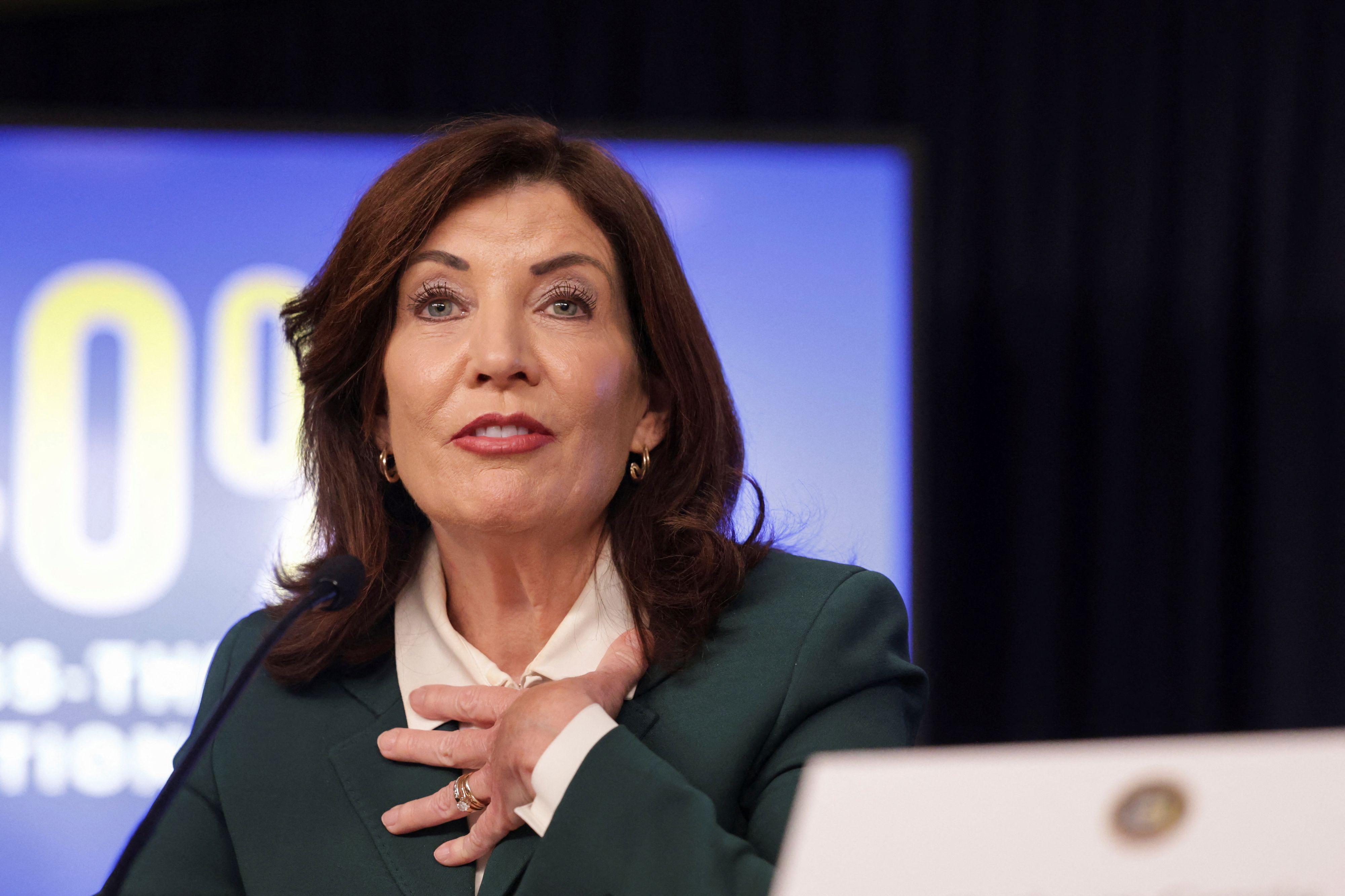 US-Gouverneurin (New York) Kathy Hochul nimmt Klimasünder mit einem neuen Gesetz in die Mangel.