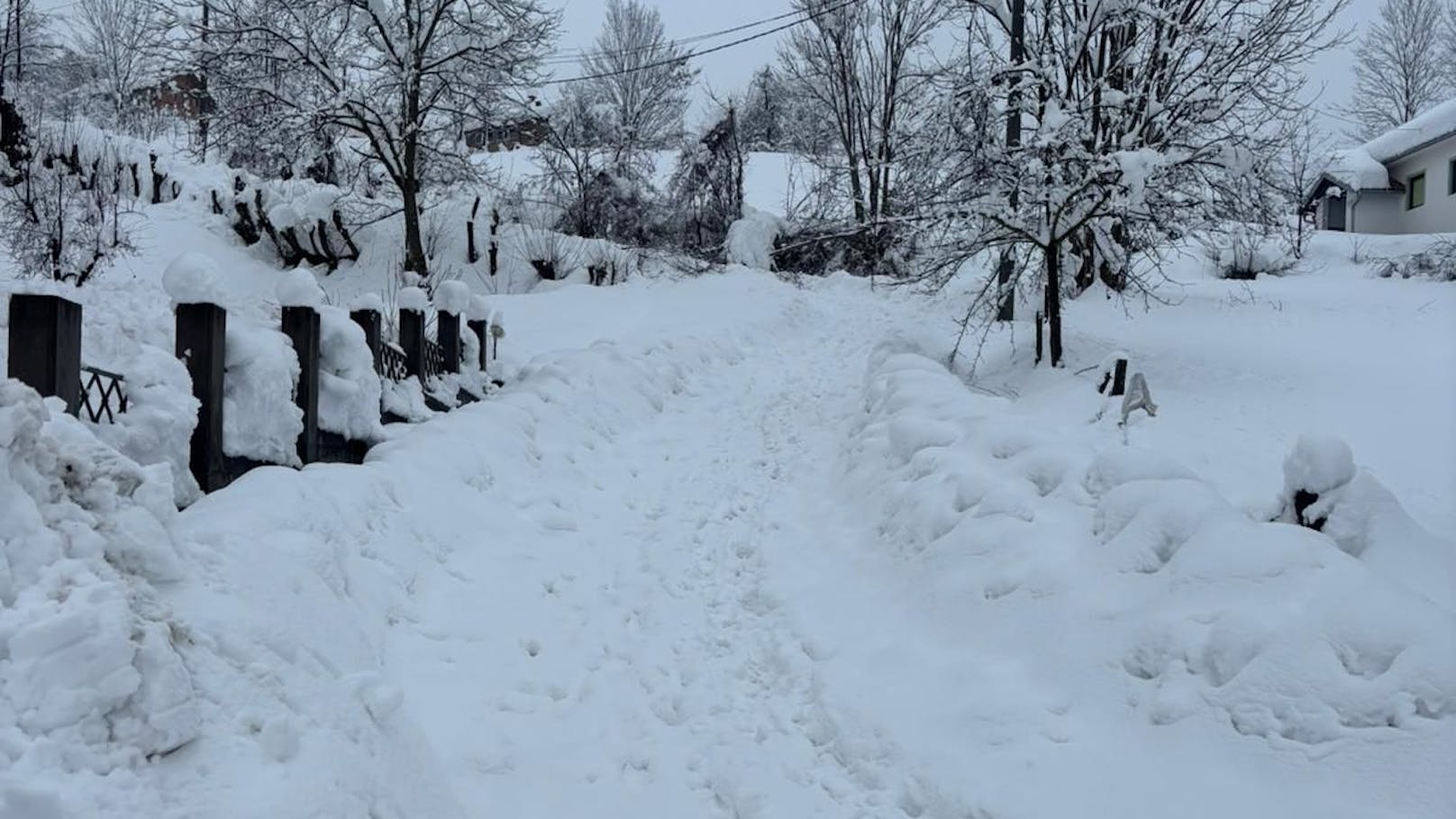 Familie aus Favoriten kämpft mit Schneemassen am Balkan