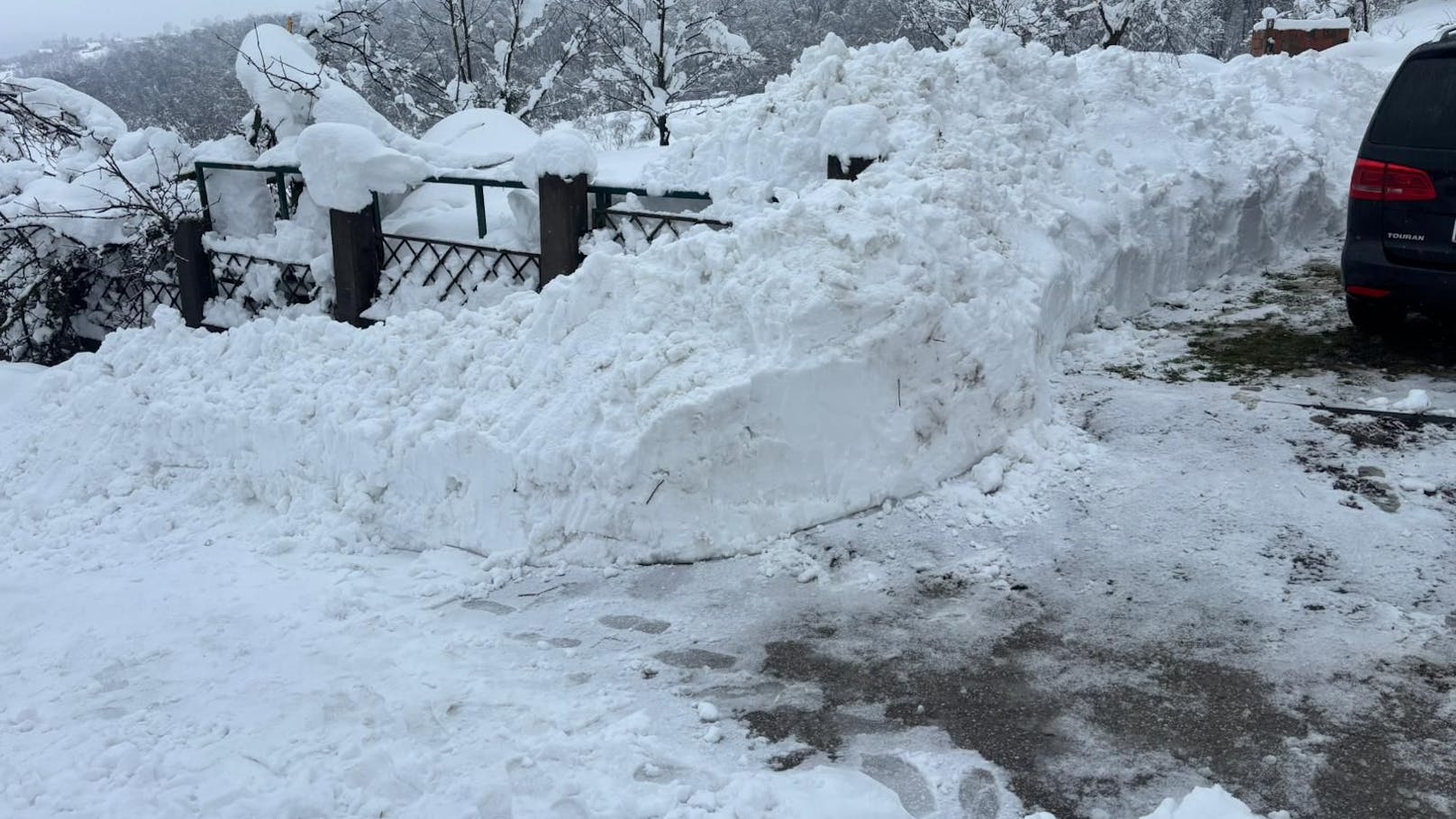 Adan berichtet, dass es das letzte Mal dort vor 60 Jahren soviel Schnee gab.