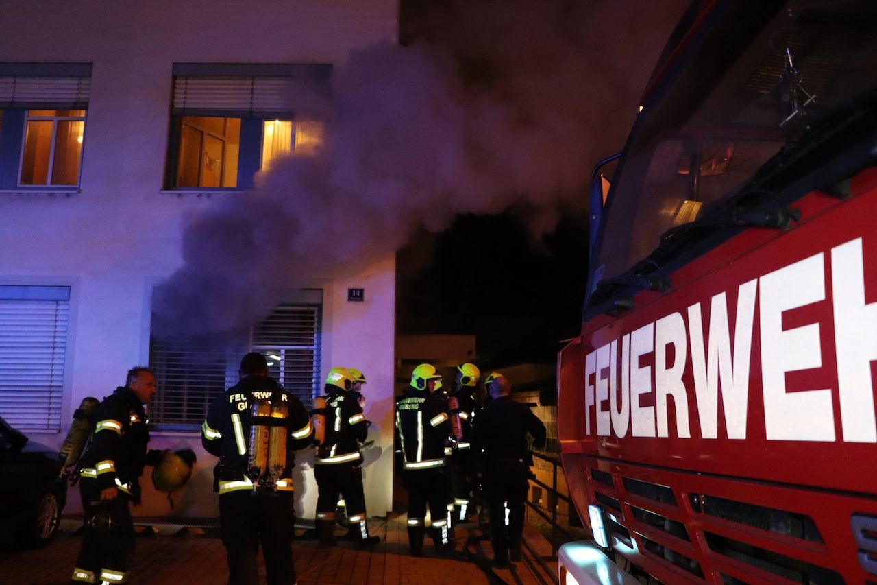 Der Atemschutztrupp konnte die bewusstlose Bewohnerin (8o) bergen. Die Reanimationsversuche blieben in weiterer Folge allerdings ohne Erfolg.