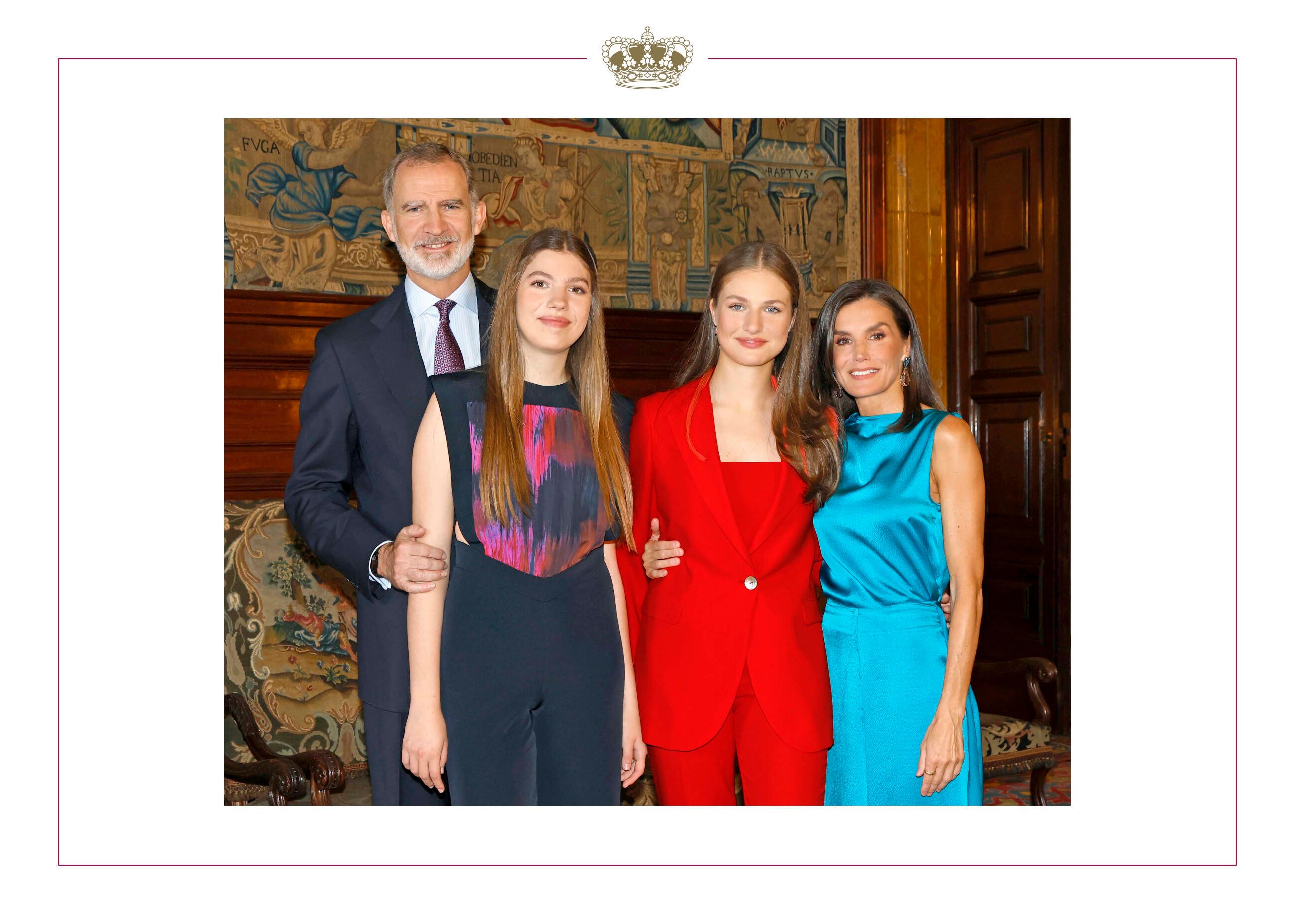 König Felipe, Prinzessin Sofia, Prinzessin Leonor und Königin Letizia (v.l.) auf der Weihnachtskarte 2024 der spanischen Königsfamilie