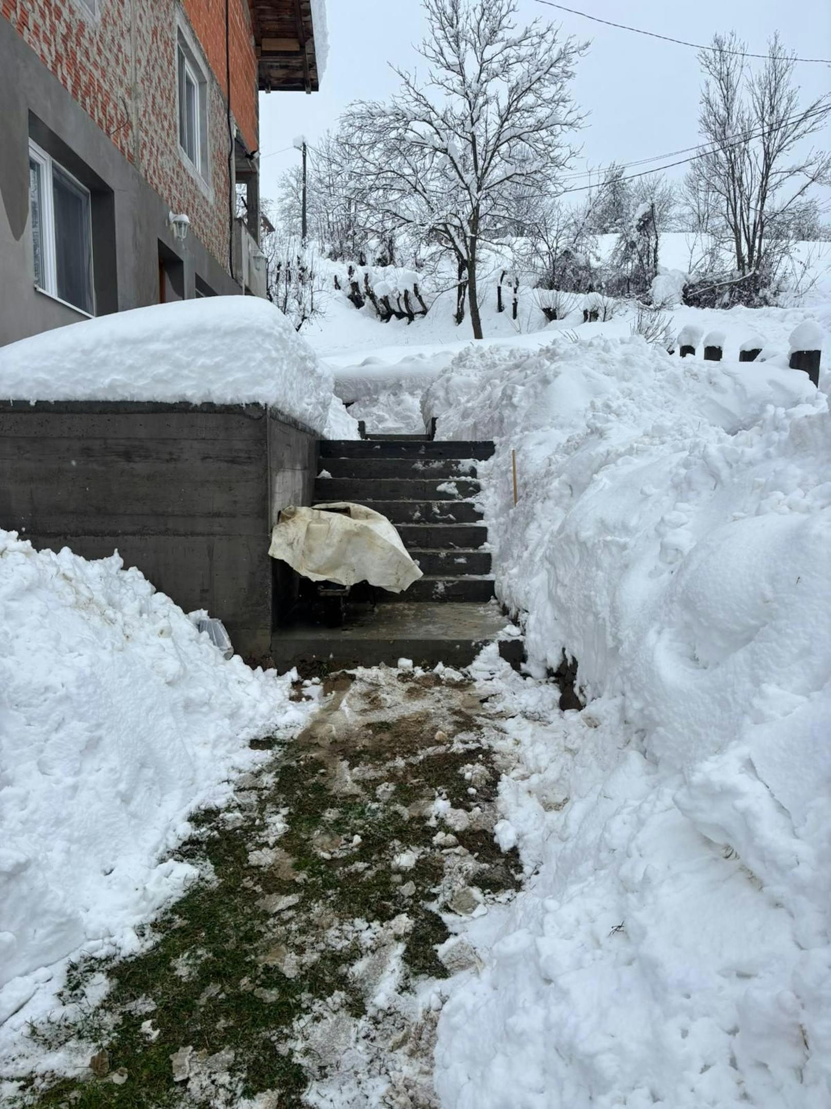 Die Bewohner versuchen selber so gut es geht den Schnee wegzuschaufeln.