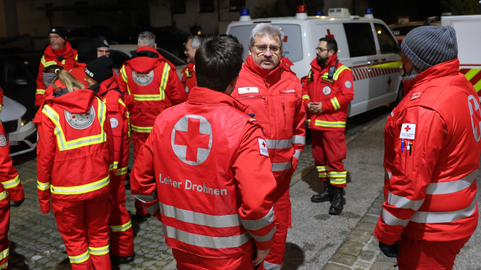 In Vöcklabruck stand in der Nacht auf Samstag ein Großaufgebot an Einsatzkräften bei einer nächtlichen Suchaktion nach einem abgängigen 83-Jährigen im Einsatz.