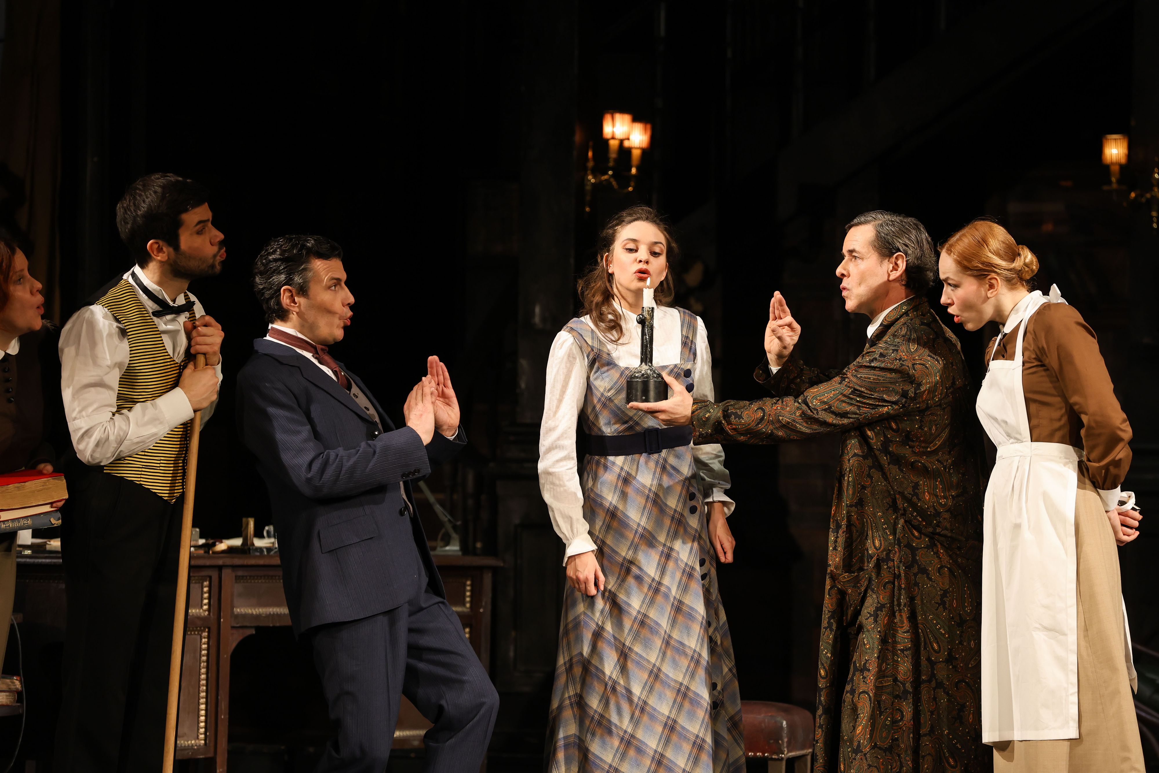 Manuel Rubey (2.v.l.) feierte sein Volksopern-Debüt in 