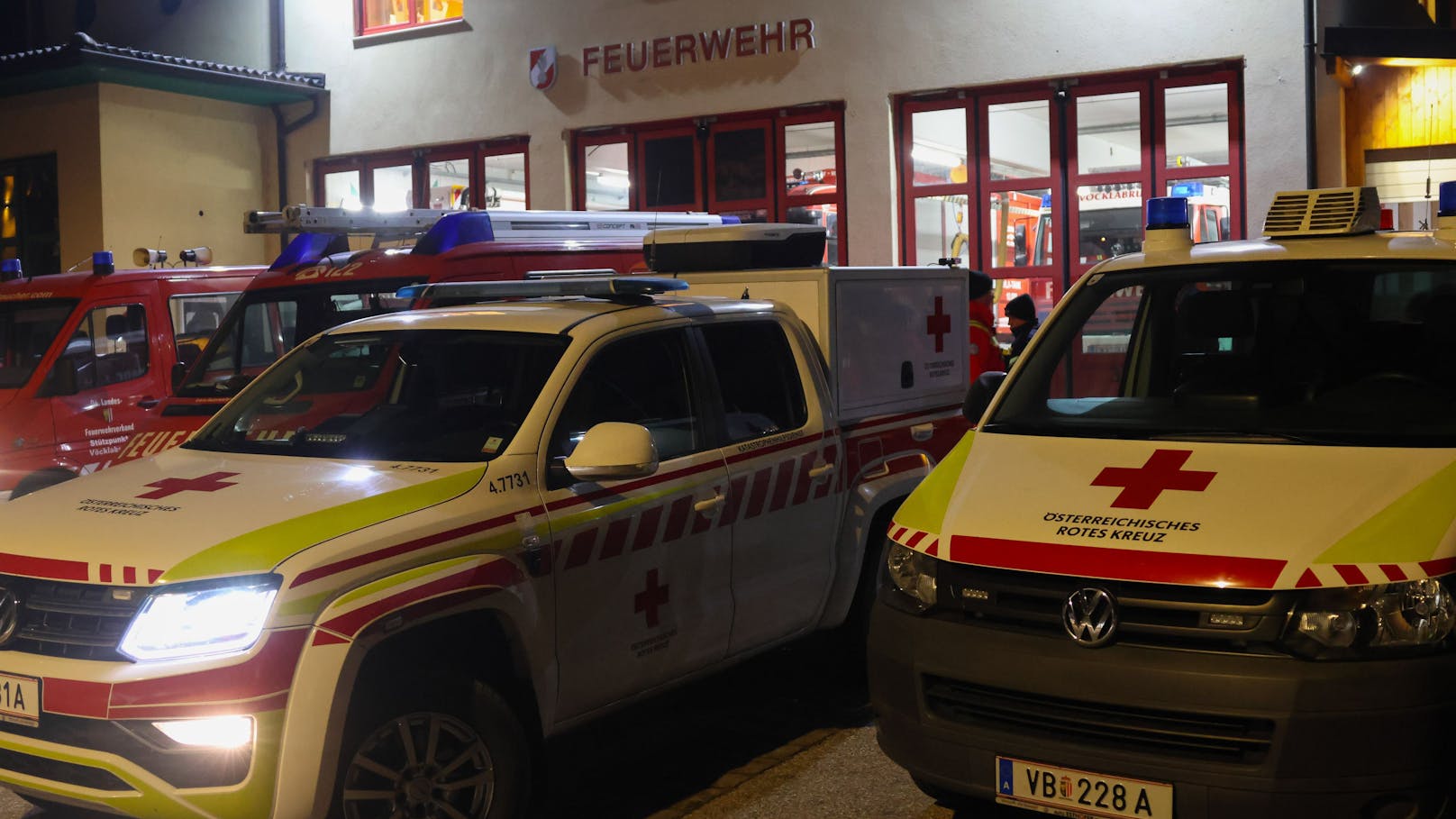 In Vöcklabruck stand in der Nacht auf Samstag ein Großaufgebot an Einsatzkräften bei einer nächtlichen Suchaktion nach einem abgängigen 83-Jährigen im Einsatz.