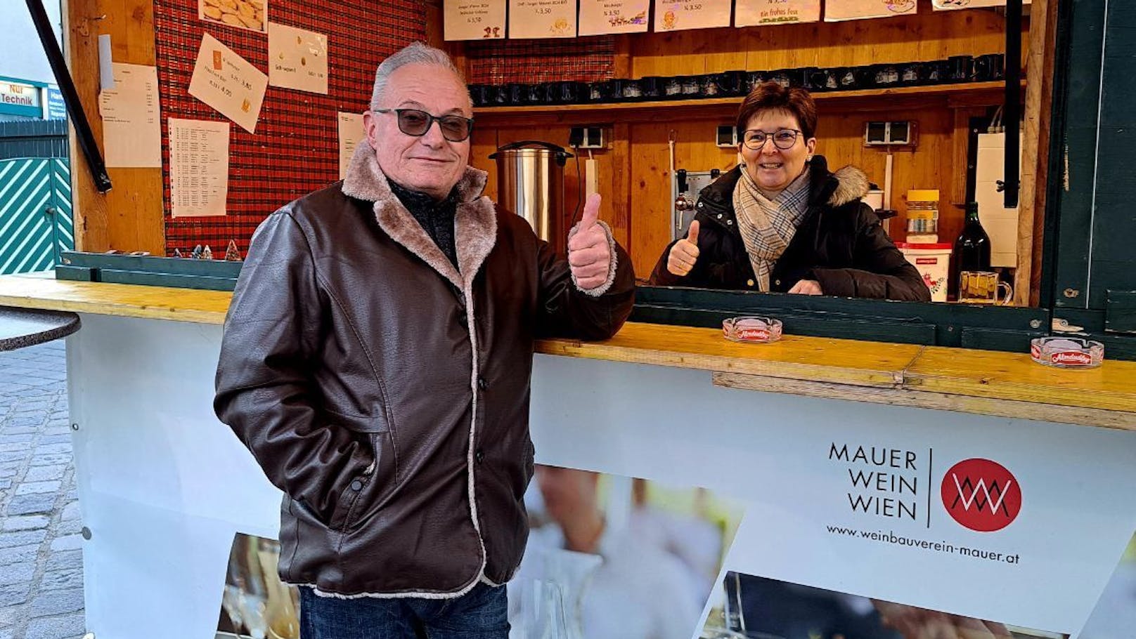 Richard Lentz bei der Maurer Punschhütte am Hauptplatz. 