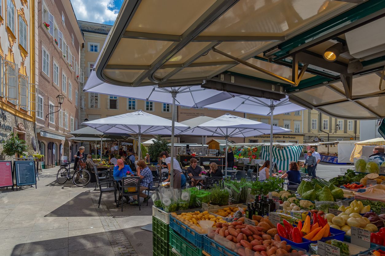 Das Bierhaus am Salzburger Universitätsplatz sperrt zu (hier im Hintergrund zu sehen).