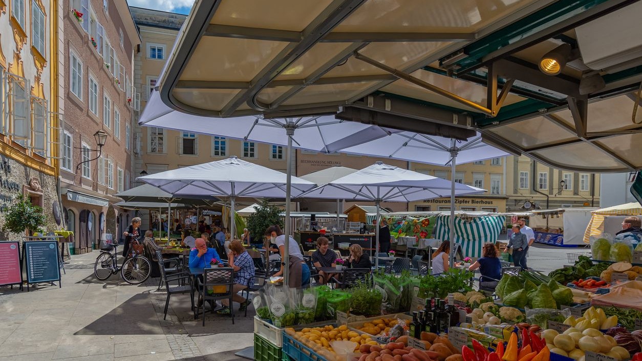 Das Bierhaus am Salzburger Universitätsplatz sperrt zu (hier im Hintergrund zu sehen).